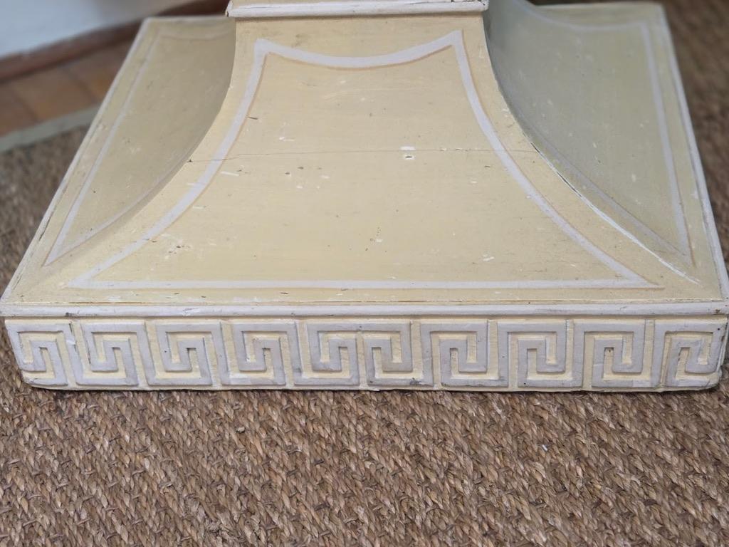 Lorin Jackson Grosfeld House Paire de consoles néoclassiques sculptées Dessus cuir années 1940 en vente 4