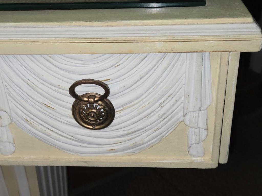 Lorin Jackson Grosfeld House Paire de consoles néoclassiques sculptées Dessus cuir années 1940 en vente 5