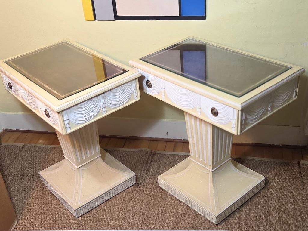 Lorin Jackson Grosfeld House Paire de consoles néoclassiques sculptées Dessus cuir années 1940 en vente 6