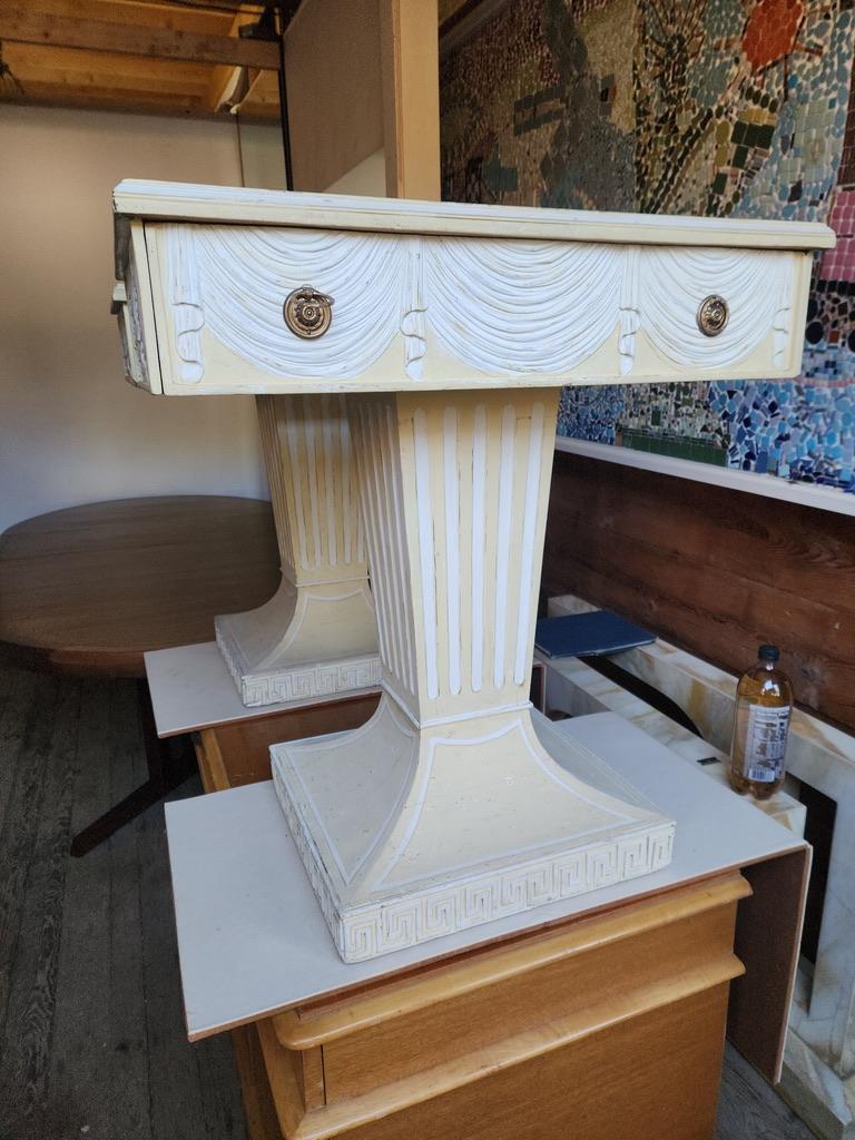 Lorin Jackson Grosfeld House Paire de consoles néoclassiques sculptées Dessus cuir années 1940 en vente 9