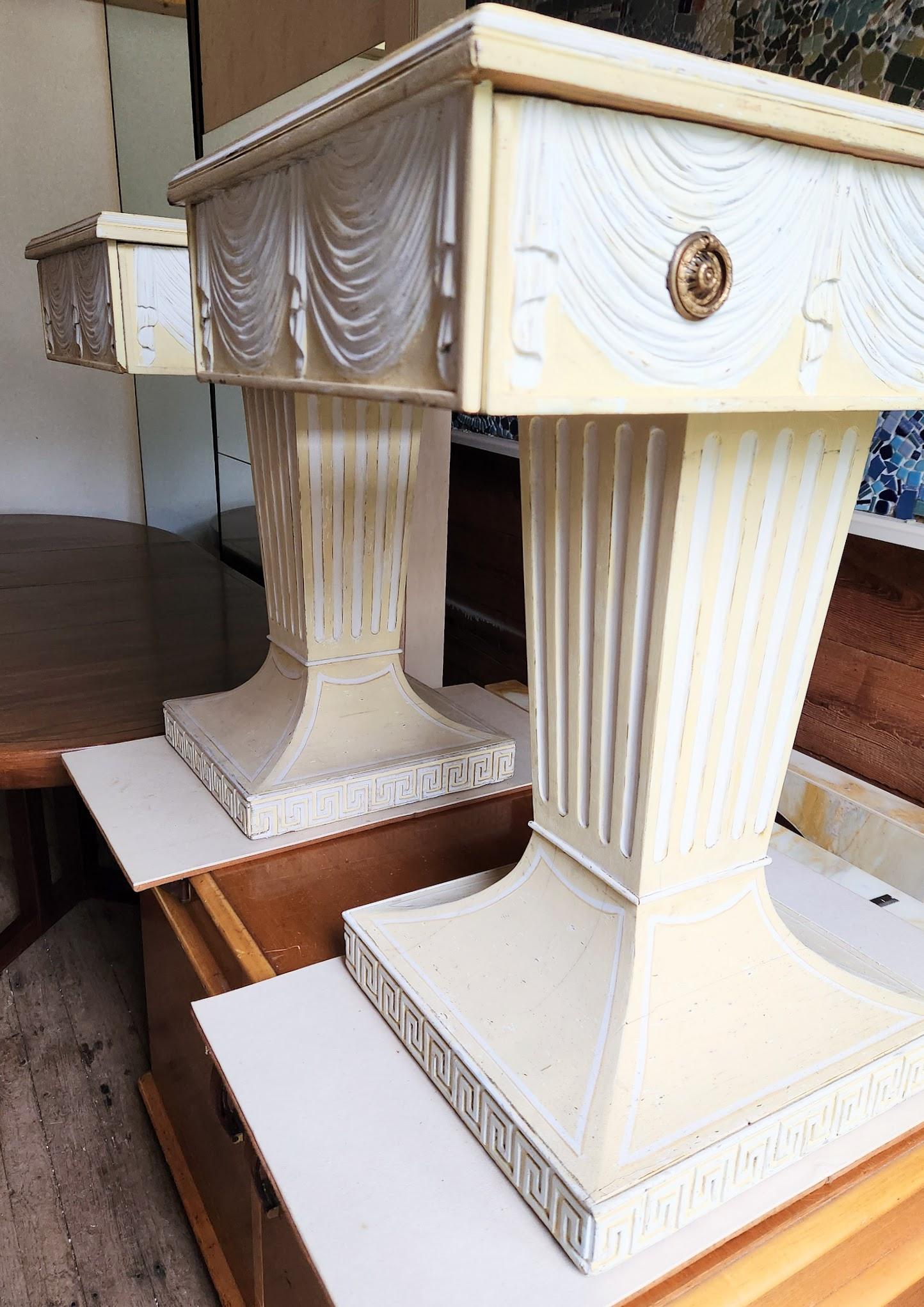 Lorin Jackson Grosfeld House Paire de consoles néoclassiques sculptées Dessus cuir années 1940 en vente 10