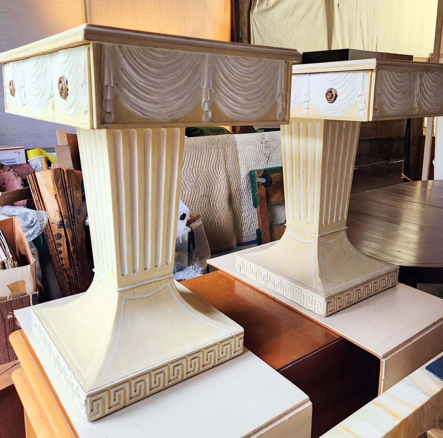 Lorin Jackson Grosfeld House Paire de consoles néoclassiques sculptées Dessus cuir années 1940 en vente 11