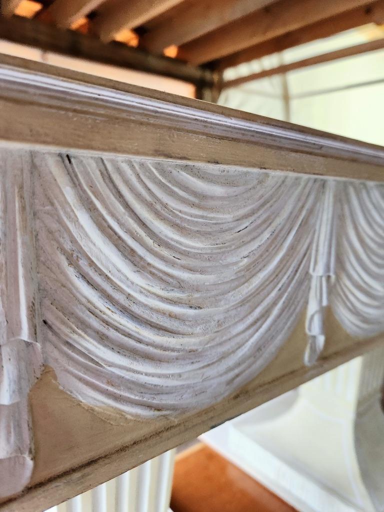 Lorin Jackson Grosfeld House Paire de consoles néoclassiques sculptées Dessus cuir années 1940 en vente 12