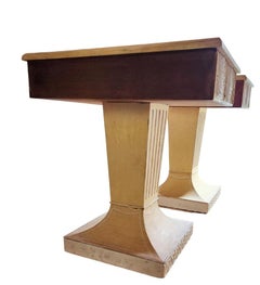Lorin Jackson Grosfeld House Paire de consoles néoclassiques sculptées Dessus cuir années 1940