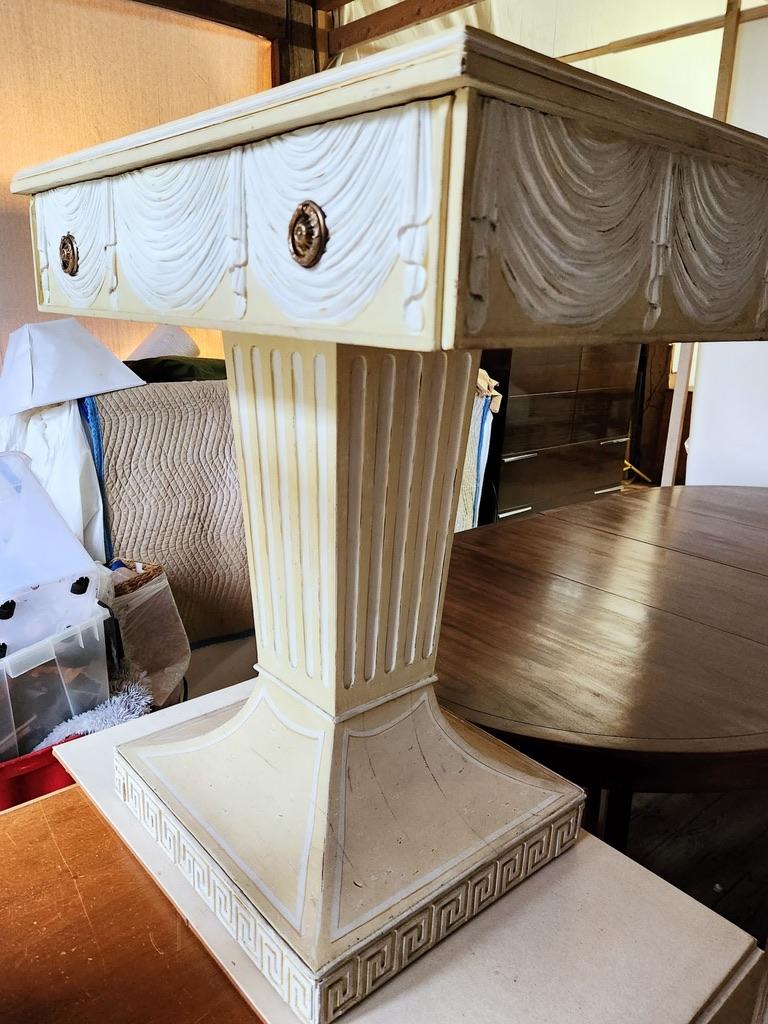 Lorin Jackson Grosfeld House Paire de consoles néoclassiques sculptées Dessus cuir années 1940 en vente 13