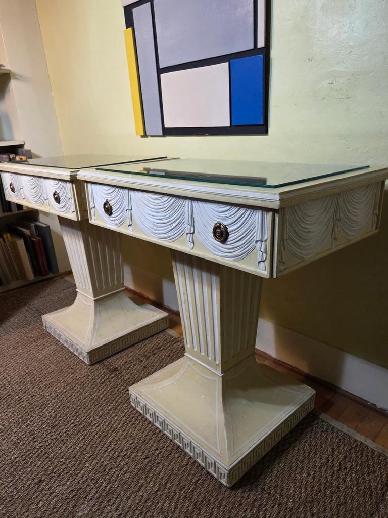 Néoclassique Lorin Jackson Grosfeld House Paire de consoles néoclassiques sculptées Dessus cuir années 1940 en vente