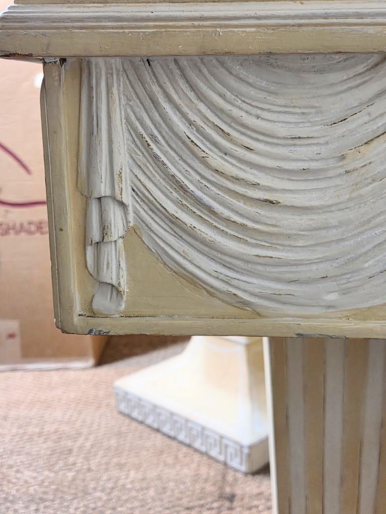 Lorin Jackson Grosfeld House Paire de consoles néoclassiques sculptées Dessus cuir années 1940 Bon état - En vente à Camden, ME