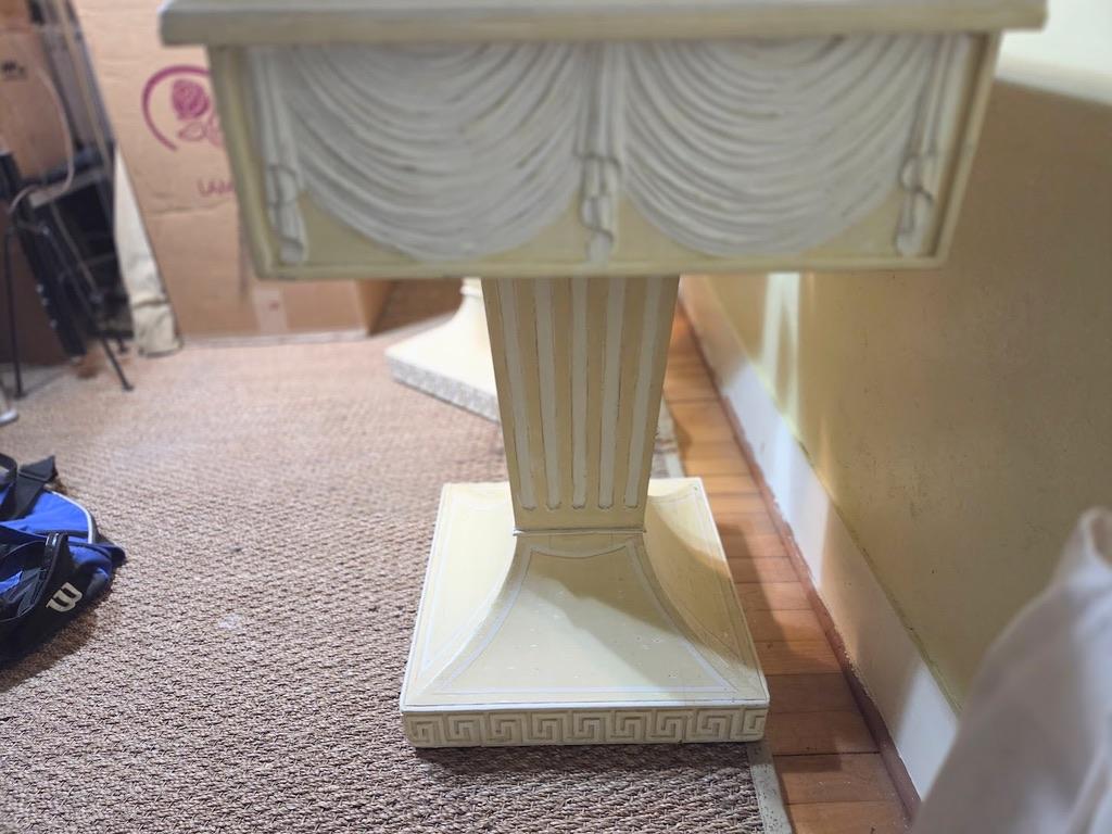 20ième siècle Lorin Jackson Grosfeld House Paire de consoles néoclassiques sculptées Dessus cuir années 1940 en vente