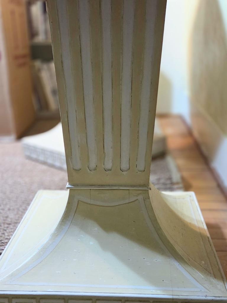 Laiton Lorin Jackson Grosfeld House Paire de consoles néoclassiques sculptées Dessus cuir années 1940 en vente