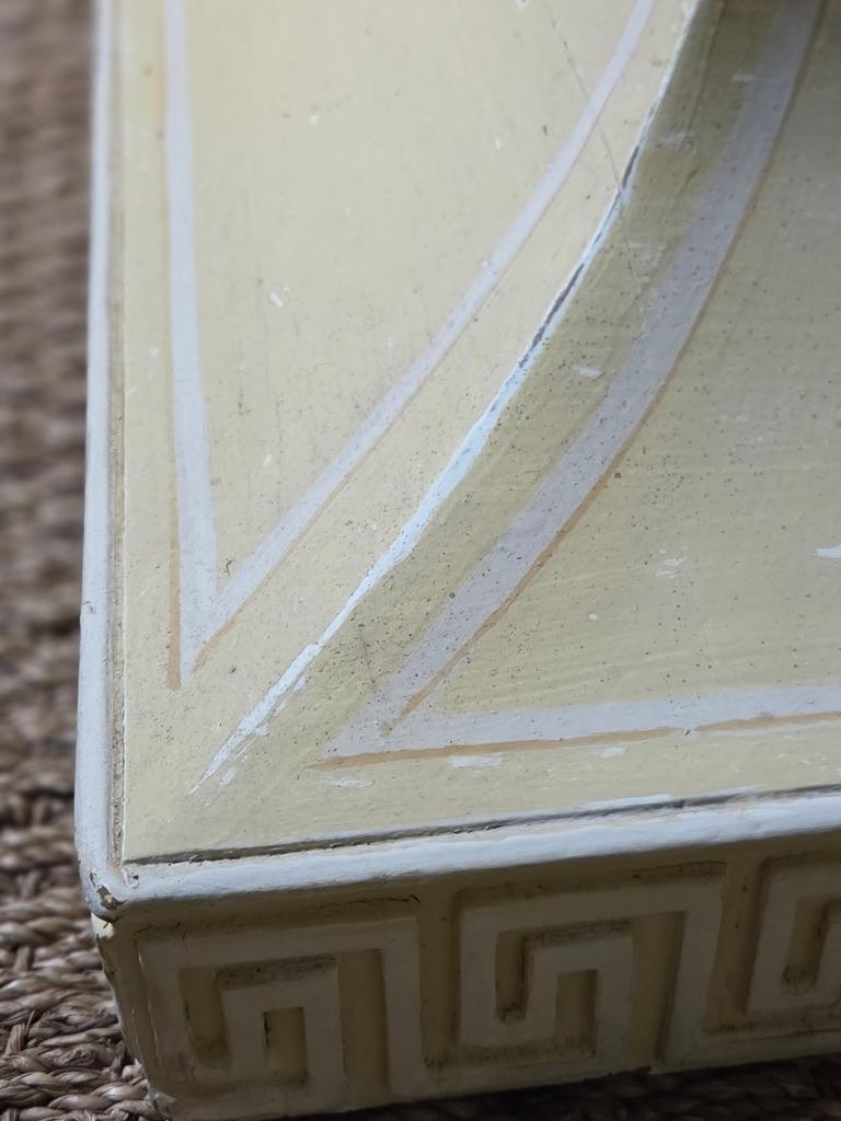 Lorin Jackson Grosfeld House Paire de consoles néoclassiques sculptées Dessus cuir années 1940 en vente 1