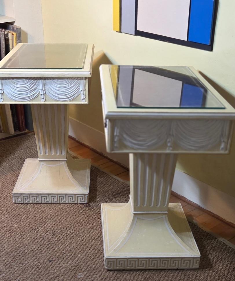 Lorin Jackson Grosfeld House Paire de consoles néoclassiques sculptées Dessus cuir années 1940 en vente 2