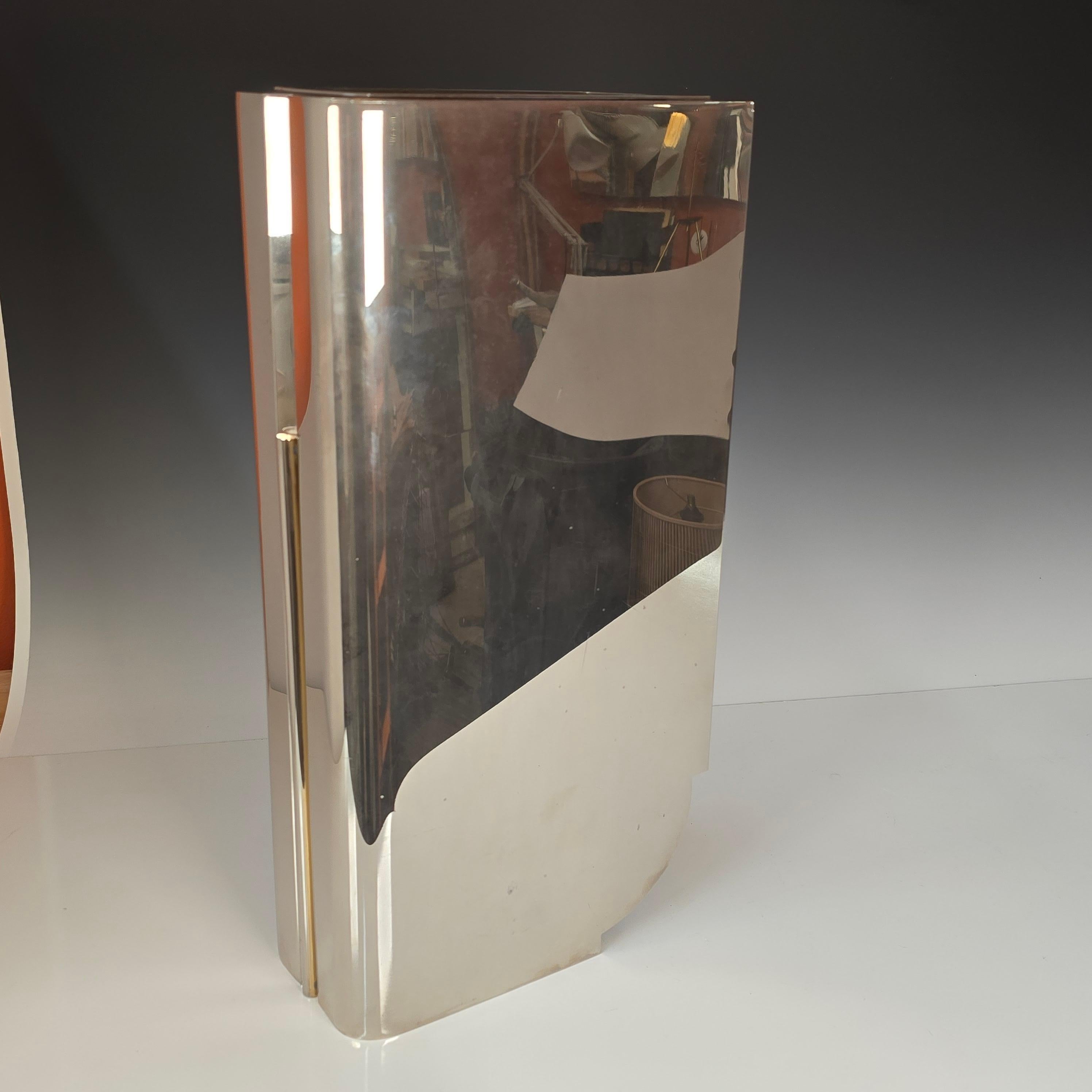Splendido vaso architettonico di Lorin Marsh Ltd degli anni '70.   Bellissimo vaso alto in ottone nichelato con inserto rimovibile.   La placcatura in oro dei bordi si è consumata lasciando un esterno in nichel per lo più lucido.