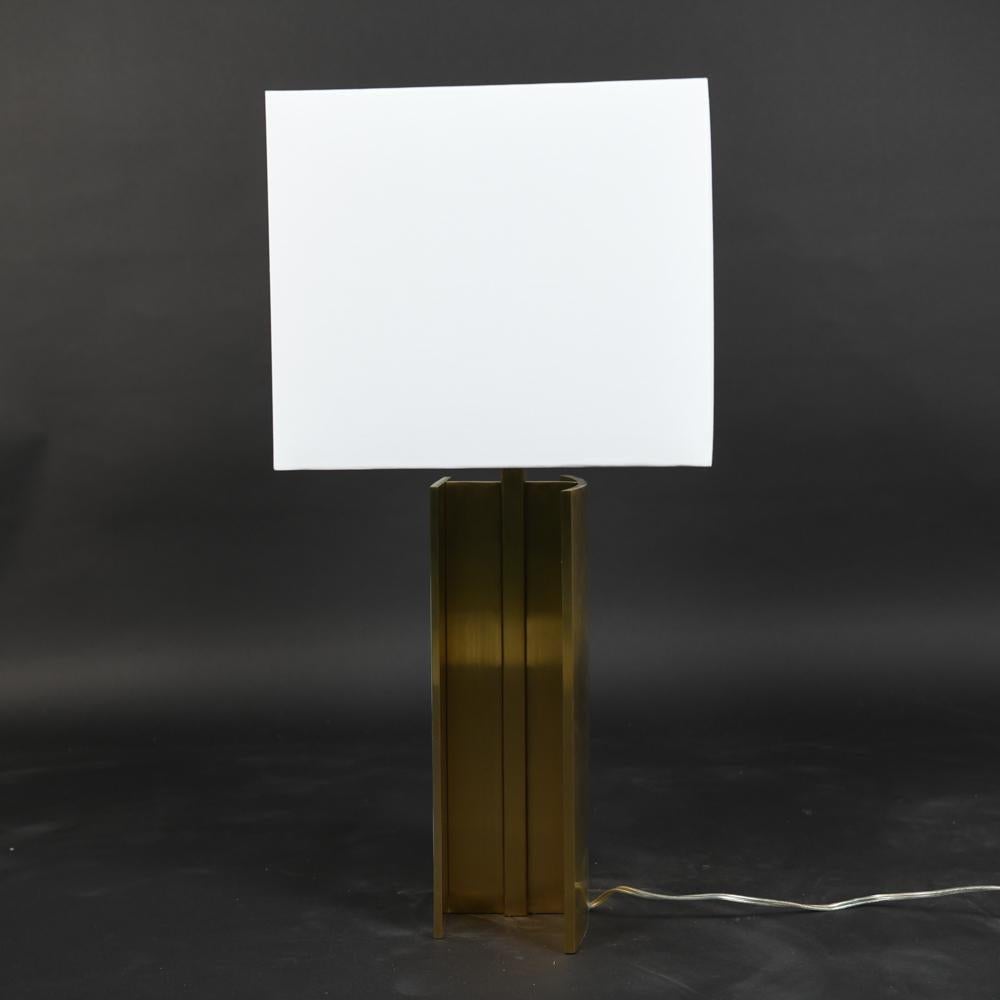 Mid-Century Modern Lorin Marsh Design Table Lamp Patinated Brass and Faux Alabaster Linen Shade For Sale