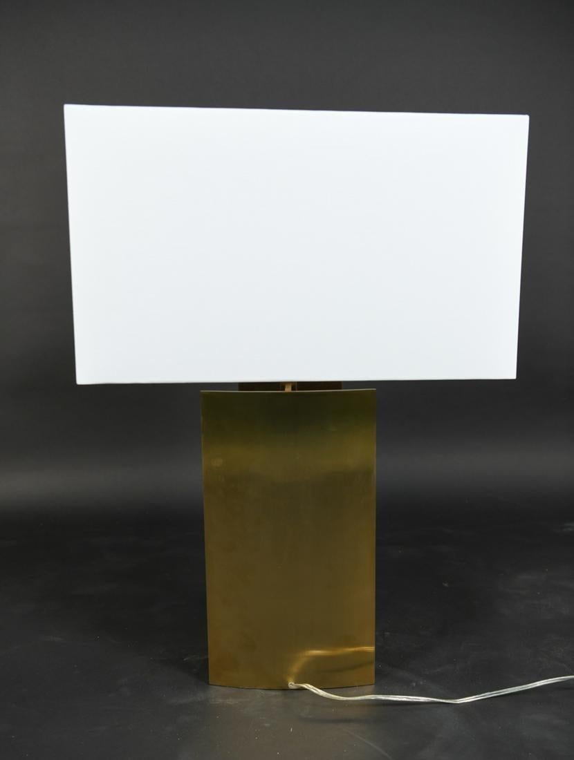 XXIe siècle et contemporain Lampe de bureau Lorin Marsh Design en laiton patiné et abat-jour en faux lin albâtre en vente