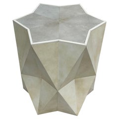 Lorin Marsh Geprägter Beistelltisch aus Ziegenlederimitat mit Knochenintarsien Geometrischer Stern