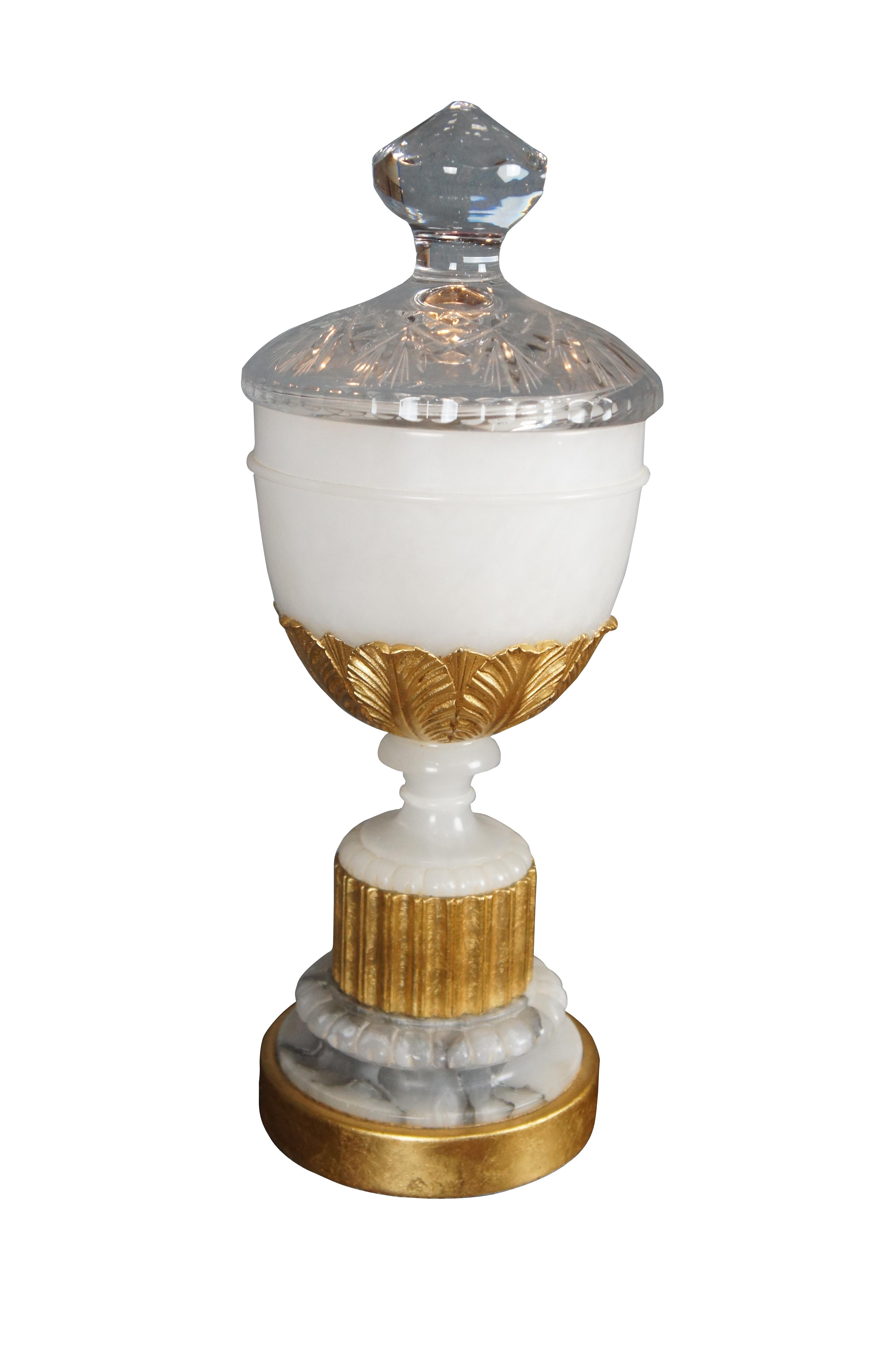 Exceptionnelle urne ou vase en marbre et cristal taillé peint à l'or 24 karet par Lorin Marsh. Whiting est doté d'un couvercle amovible et d'un corps en marbre blanc avec des motifs d'acanthes et de cannelures. Un beau vase d'apparat pour n'importe