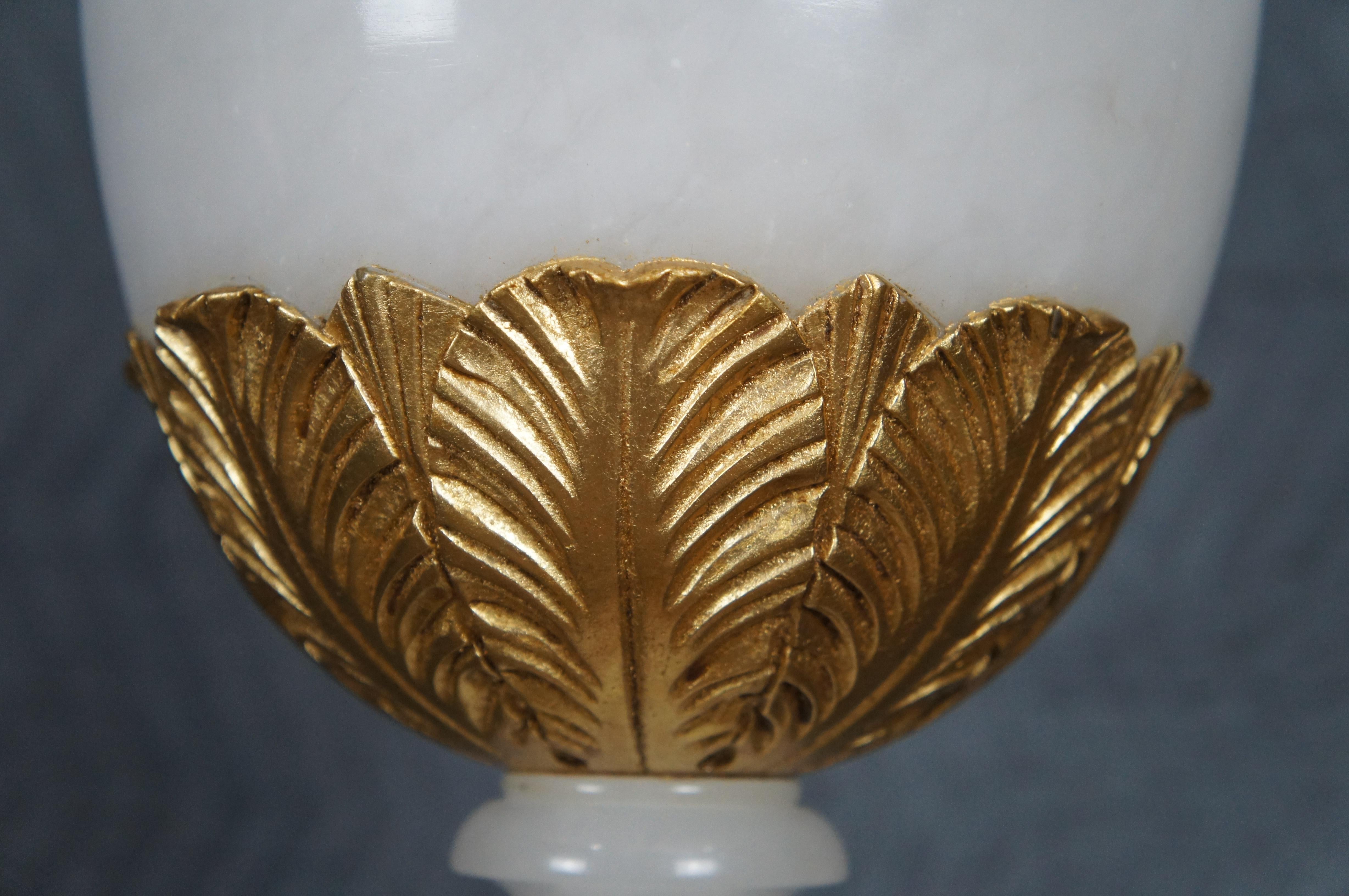 Verre taillé Vase urne trophée Lorin Marsh et cristal taillé 24 carats peint en or 22 po en vente