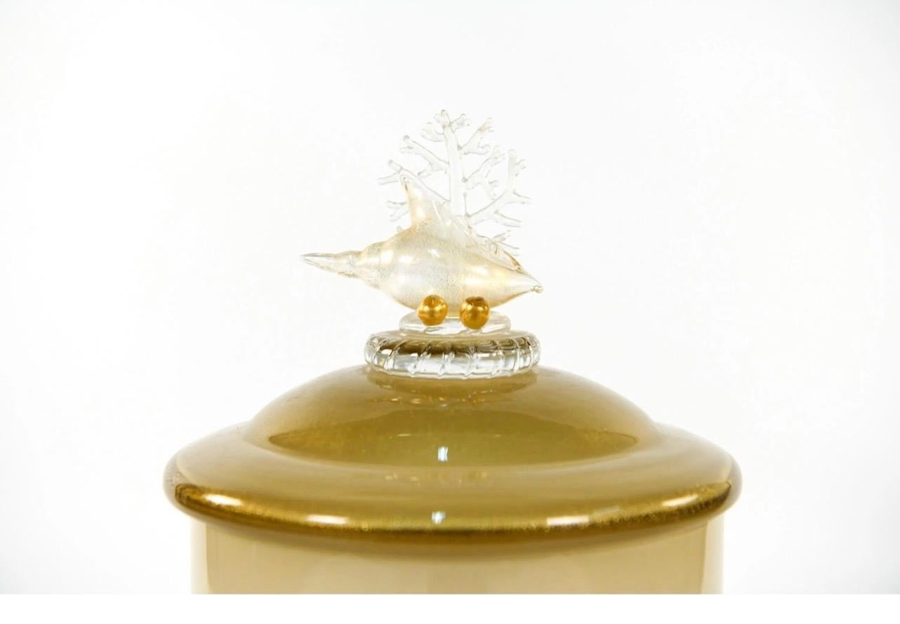 Merveilleuse urne à couvercle en verre d'art de Murano de style italien Lorin Marsh Seguso, surmontée d'un corail et d'un coquillage, avec une moucheture dorée
Dimensions : 25