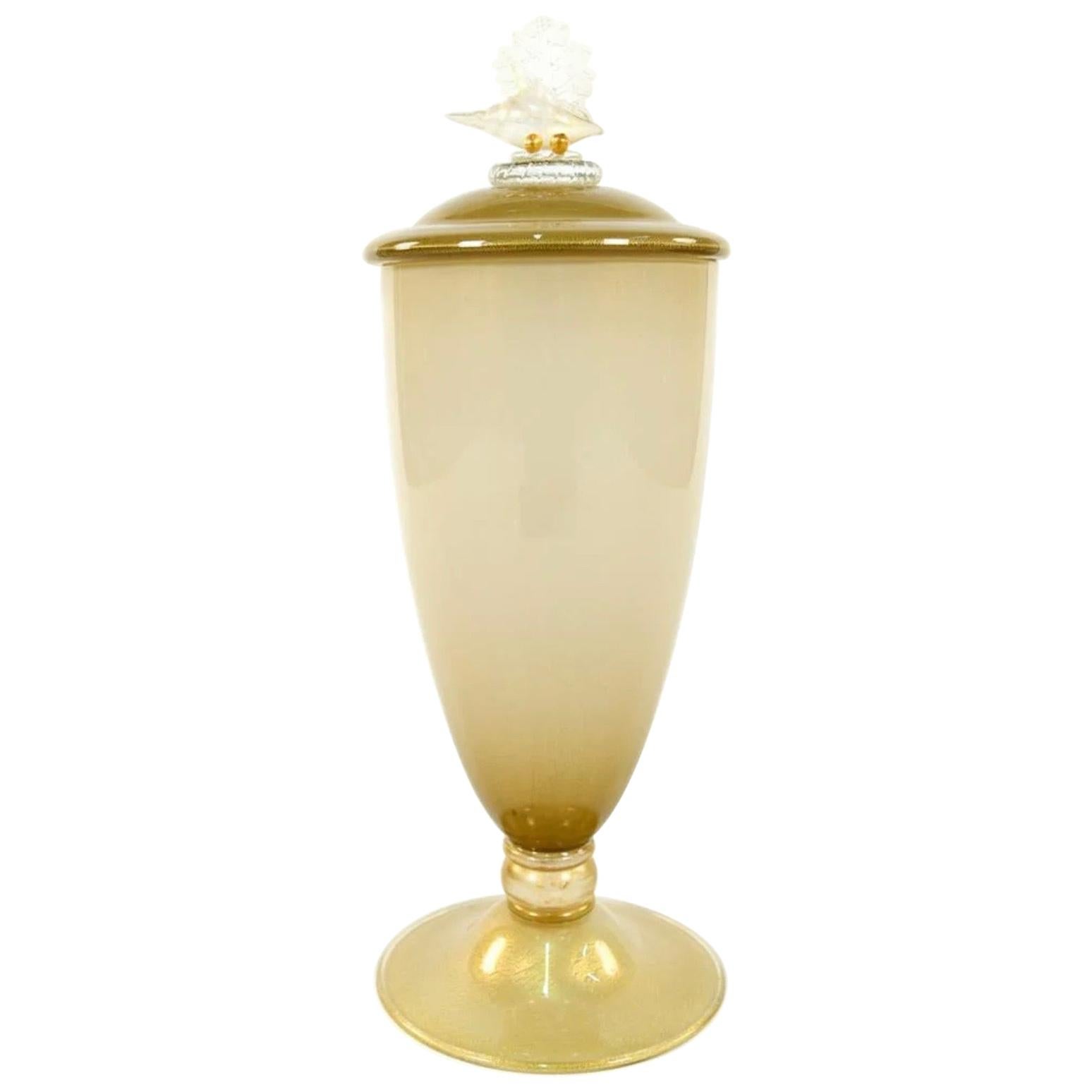 Lorin Marsh Seguso - Vase italien en verre d'art de Murano avec couvercle et couvercle en forme d'urne et mouchetures dorées en vente