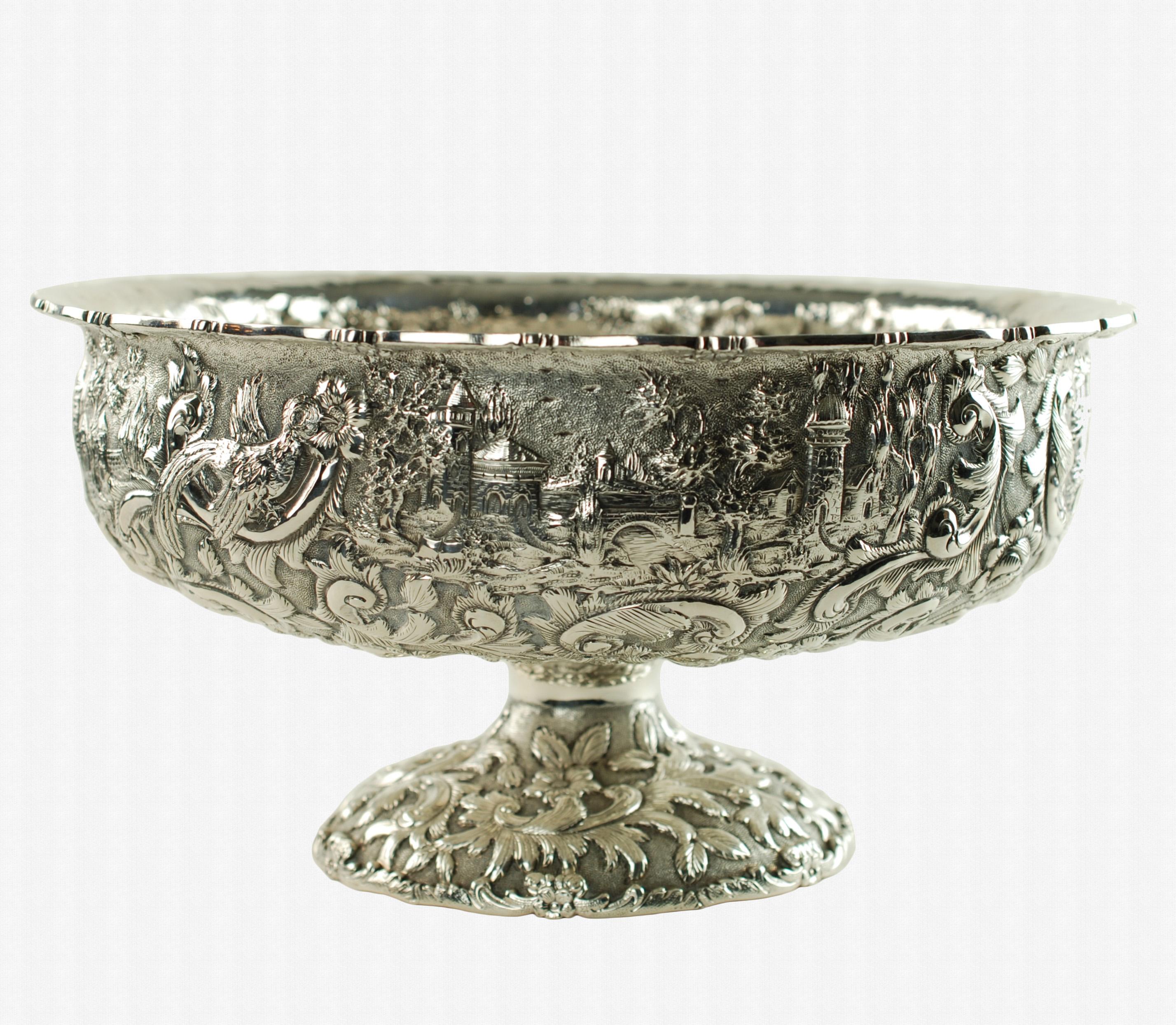 Vittoriano Ciotola centrotavola con piede in argento Loring Andrews Repoussé Modello Castello in vendita