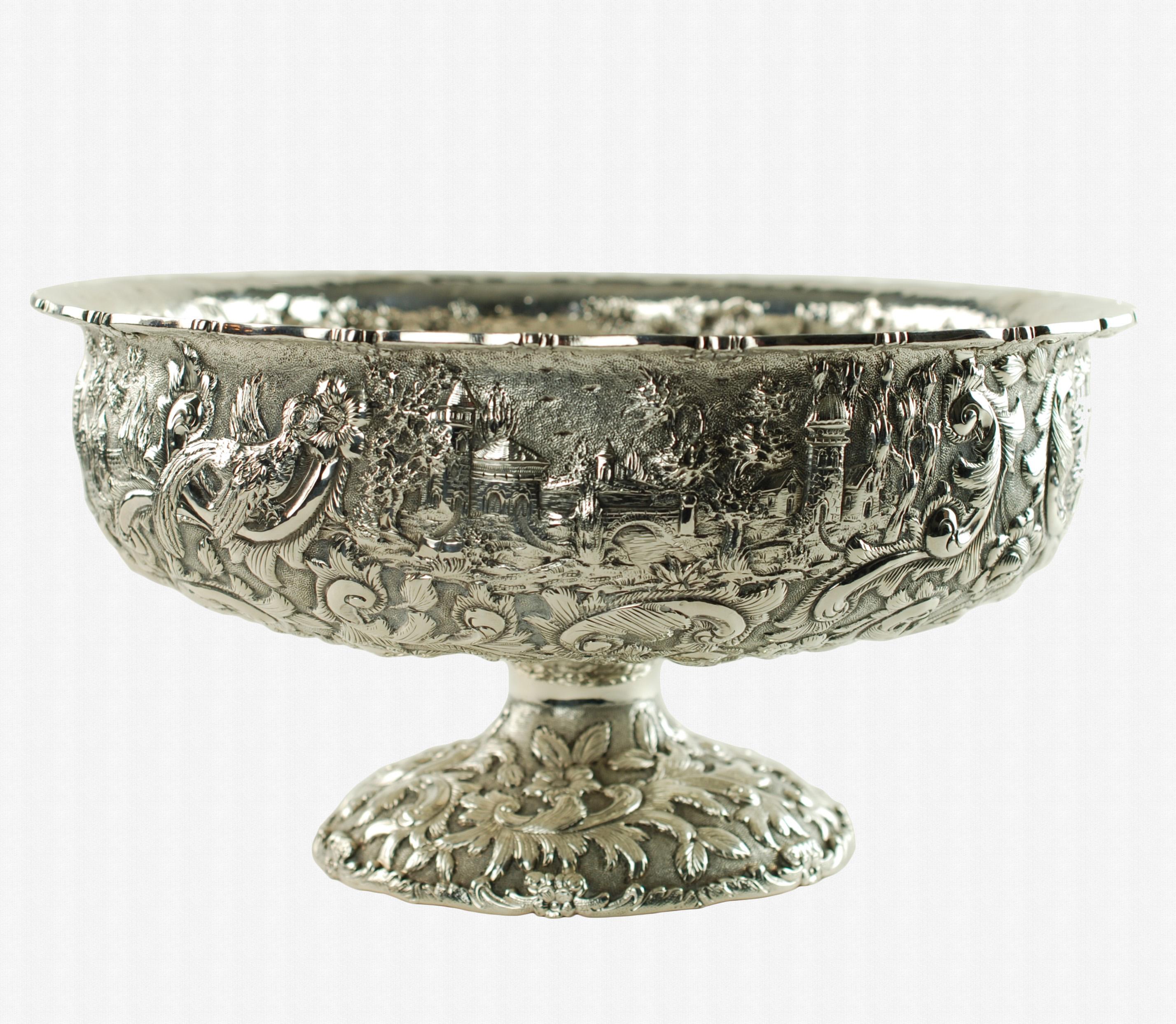 Loring Andrews Repoussé Sterling Silber Tafelaufsatz Schale mit Fuß Castle Muster (Viktorianisch) im Angebot