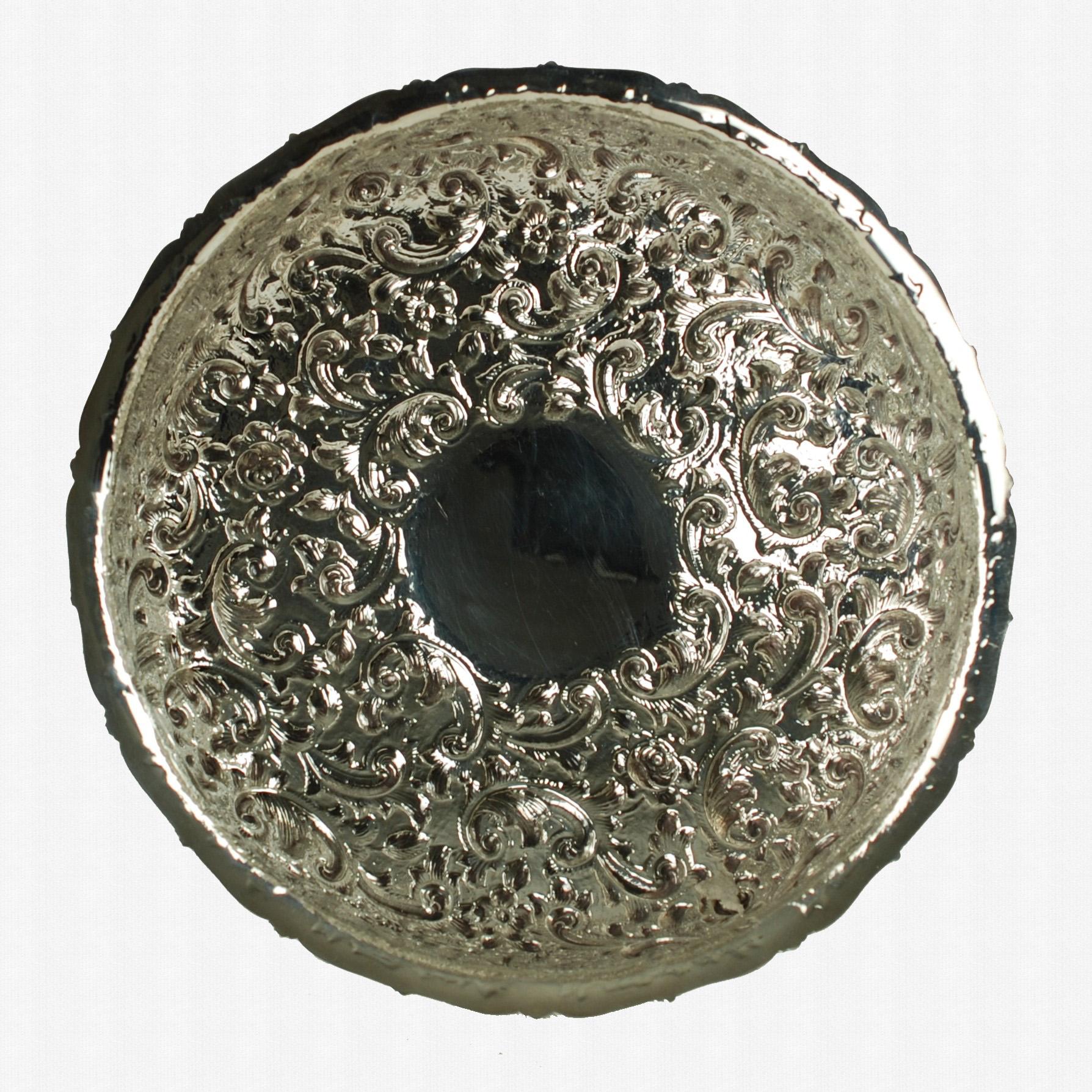 XX secolo Ciotola centrotavola con piede in argento Loring Andrews Repoussé Modello Castello in vendita