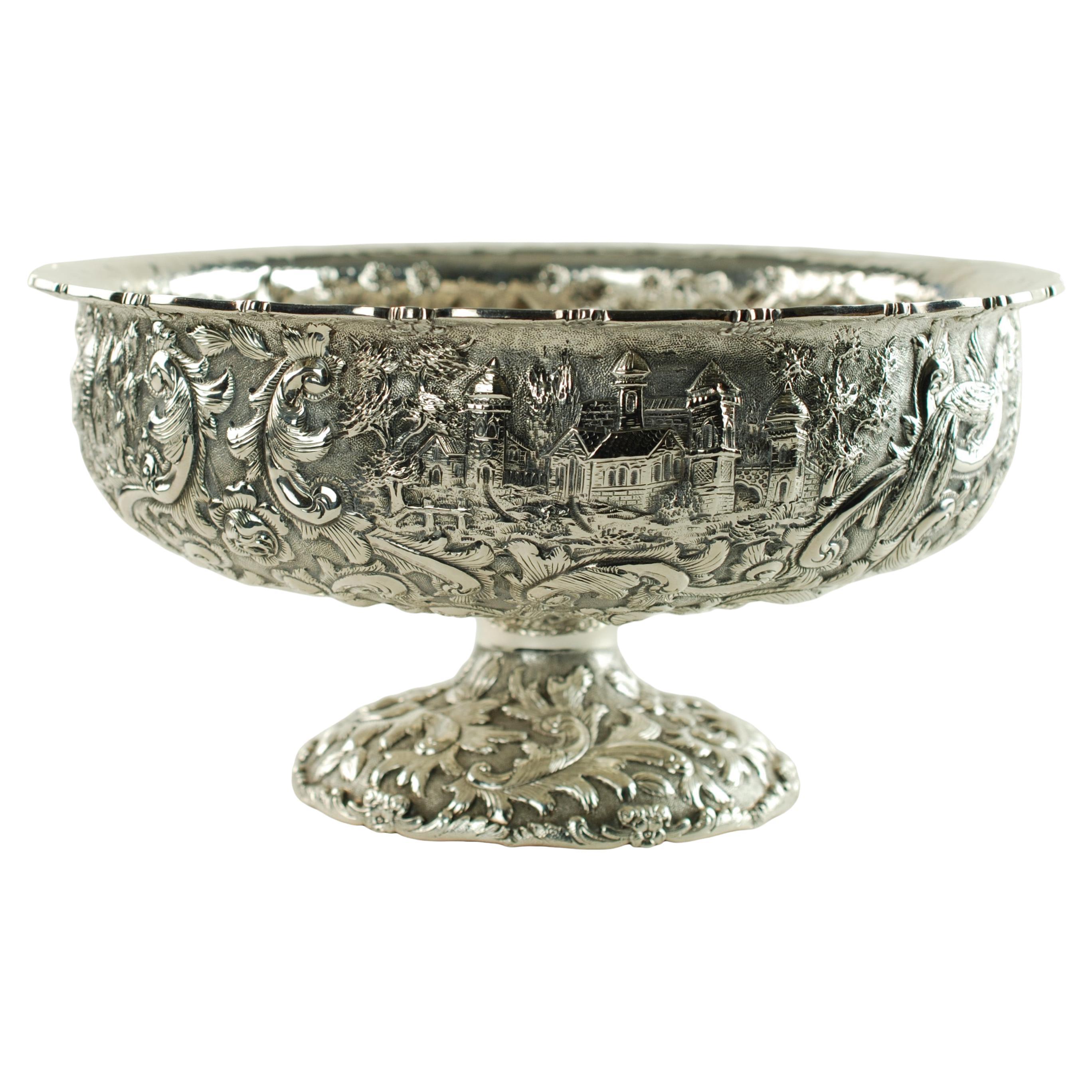 Bol de centre de table à pieds en argent sterling repoussé à motif de château Loring Andrews en vente