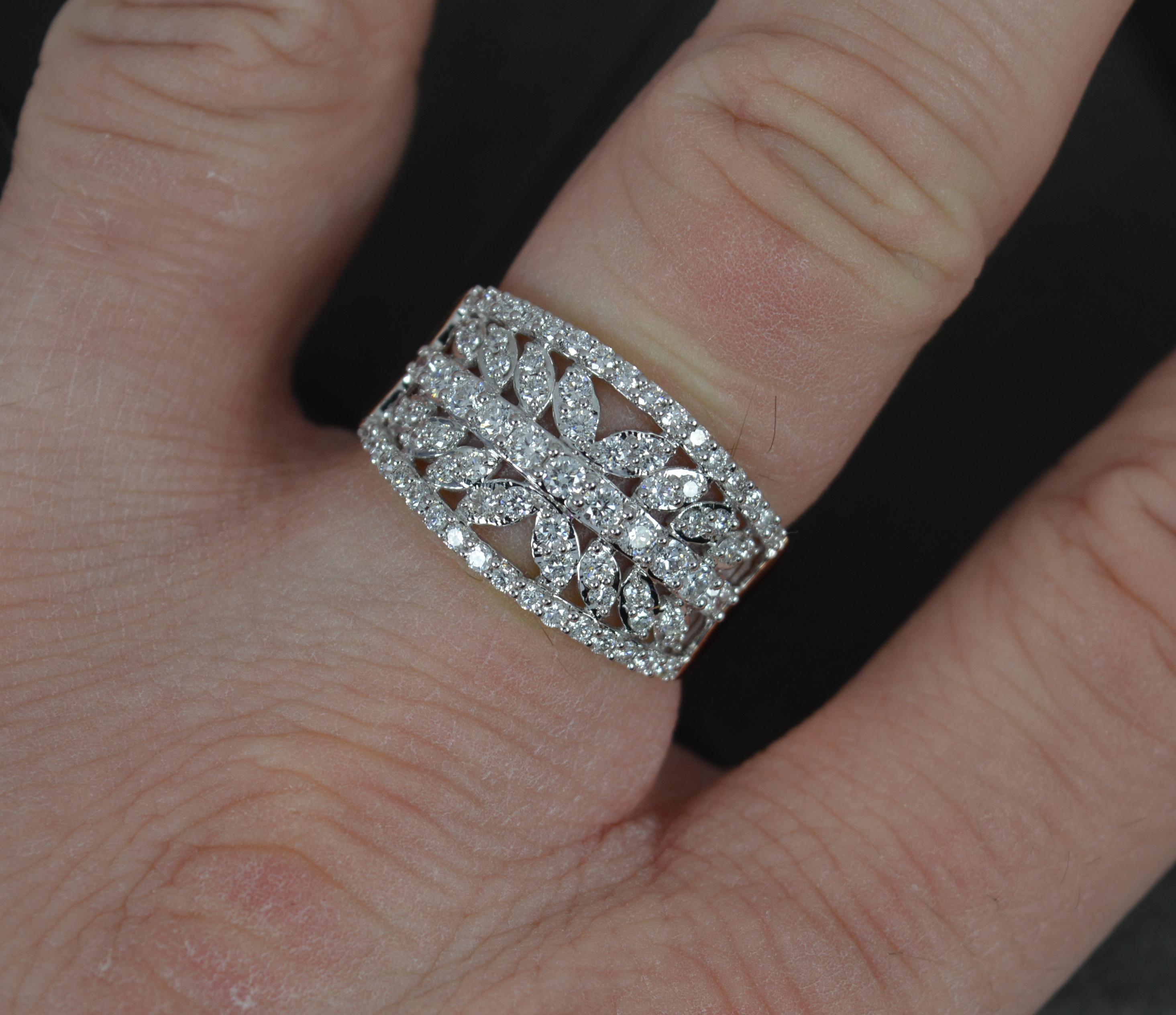 Ein atemberaubender Ring aus 18 Karat Roségold und Diamanten von Lorique.
Massiver Schaft aus 18 Karat Roségold und Kopffassung aus Weißgold.
Entworfen mit vielen natürlichen, runden Diamanten im Brillantschliff in einem durchbrochenen,