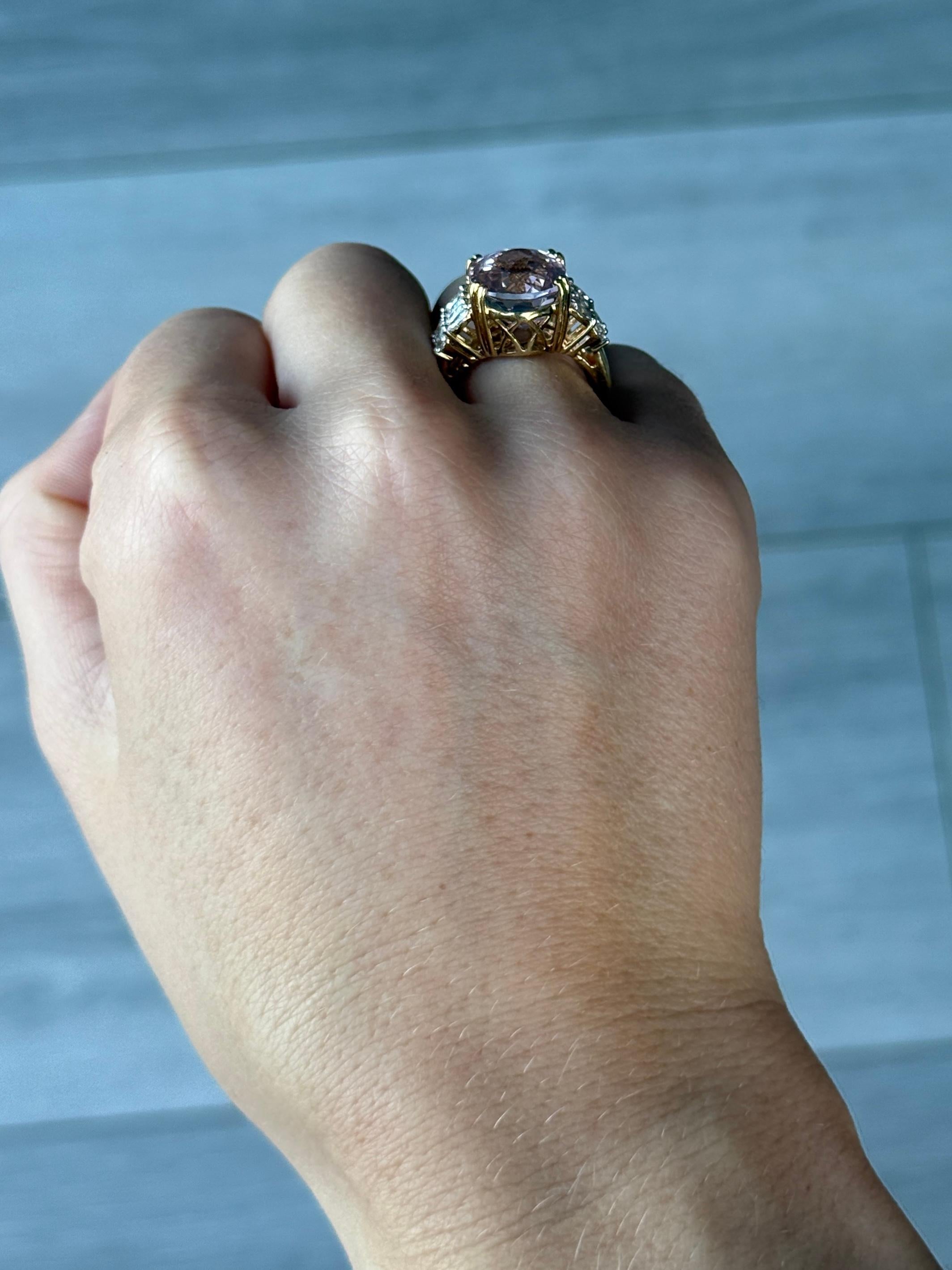 Lorique Pink Kunzite and Diamond 18 Carat Gold Cocktail Ring (Ovalschliff) im Angebot