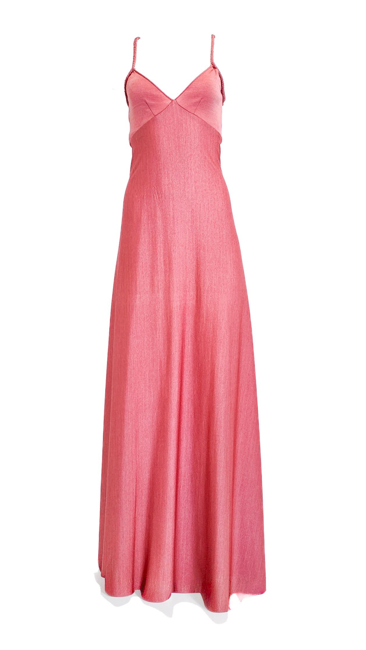 Sfrutta il fascino senza tempo degli anni '70 con questo vestito Loris Azzaro Jersey Melon Crossback, un pezzo iconico indossato da star come Tina Turner, Brigitte Bardot e Welch. Realizzato con un'elegante scollatura a farfalla e un bordo a trecce,