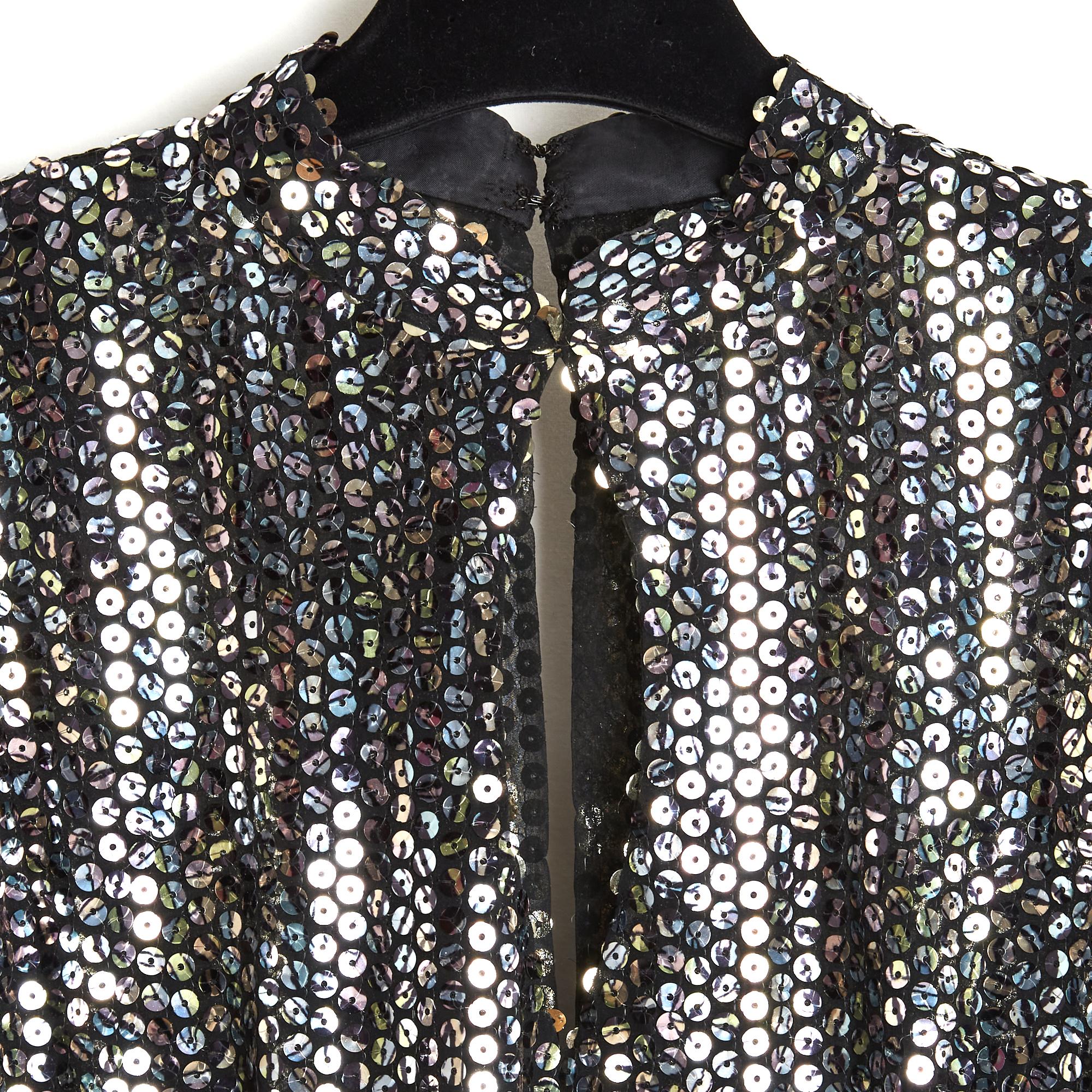 Loris Azzaro Haute Couture Kleid um 1980 aus schwarzem Seidenkrepp, vollständig mit silbernen Pailletten bestickt, Rundhalsausschnitt mit Tropfenausschnitt vorne und hinten, lange Ärmel, leicht kastanienbraun, unten mit 2 Knöpfen geschlossen,