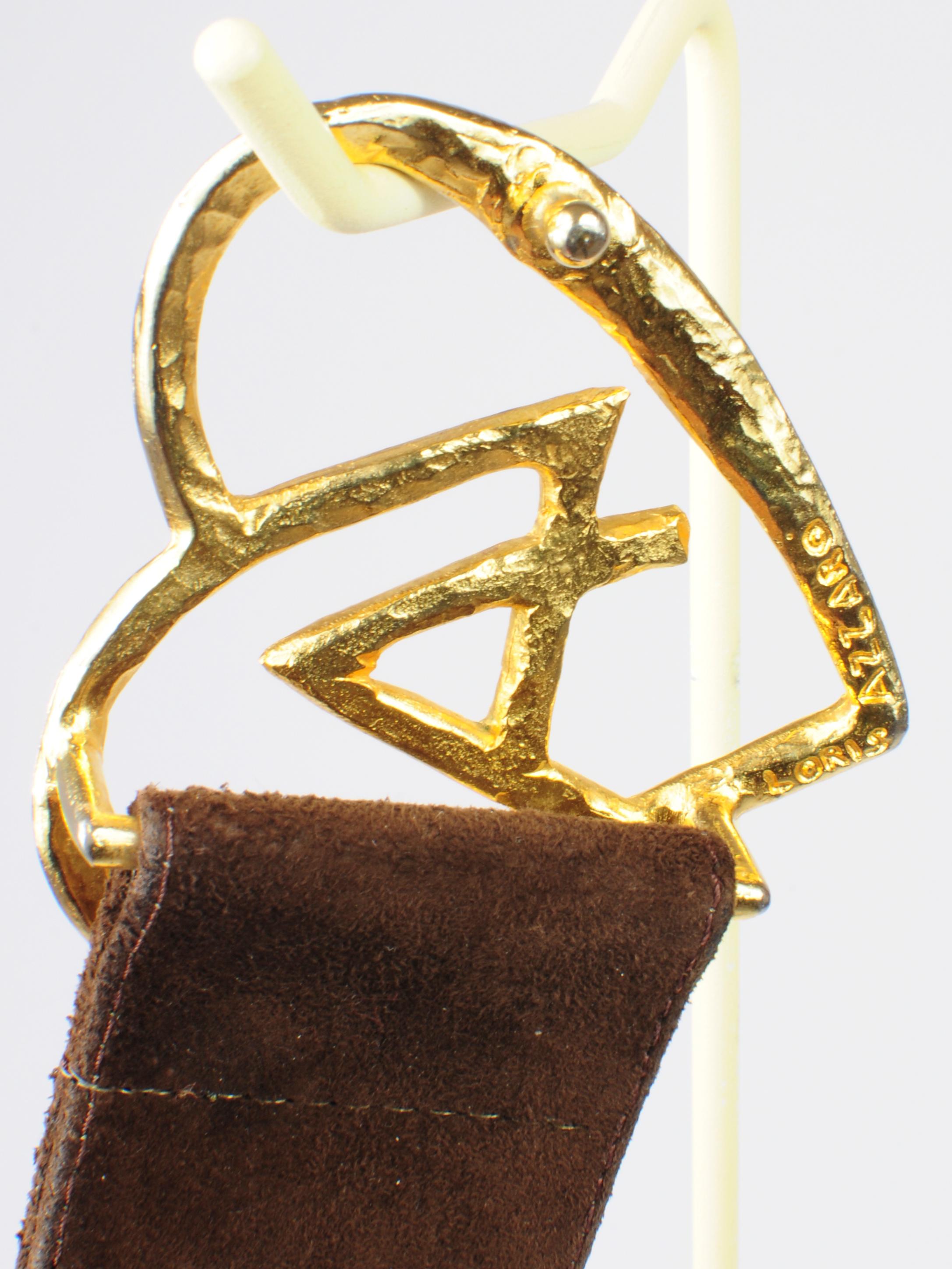 Loris Azzaro Gürtel aus braunem Wildleder mit goldenem LA Heart Logo 1970er im Zustand „Gut“ im Angebot in AMSTERDAM, NL