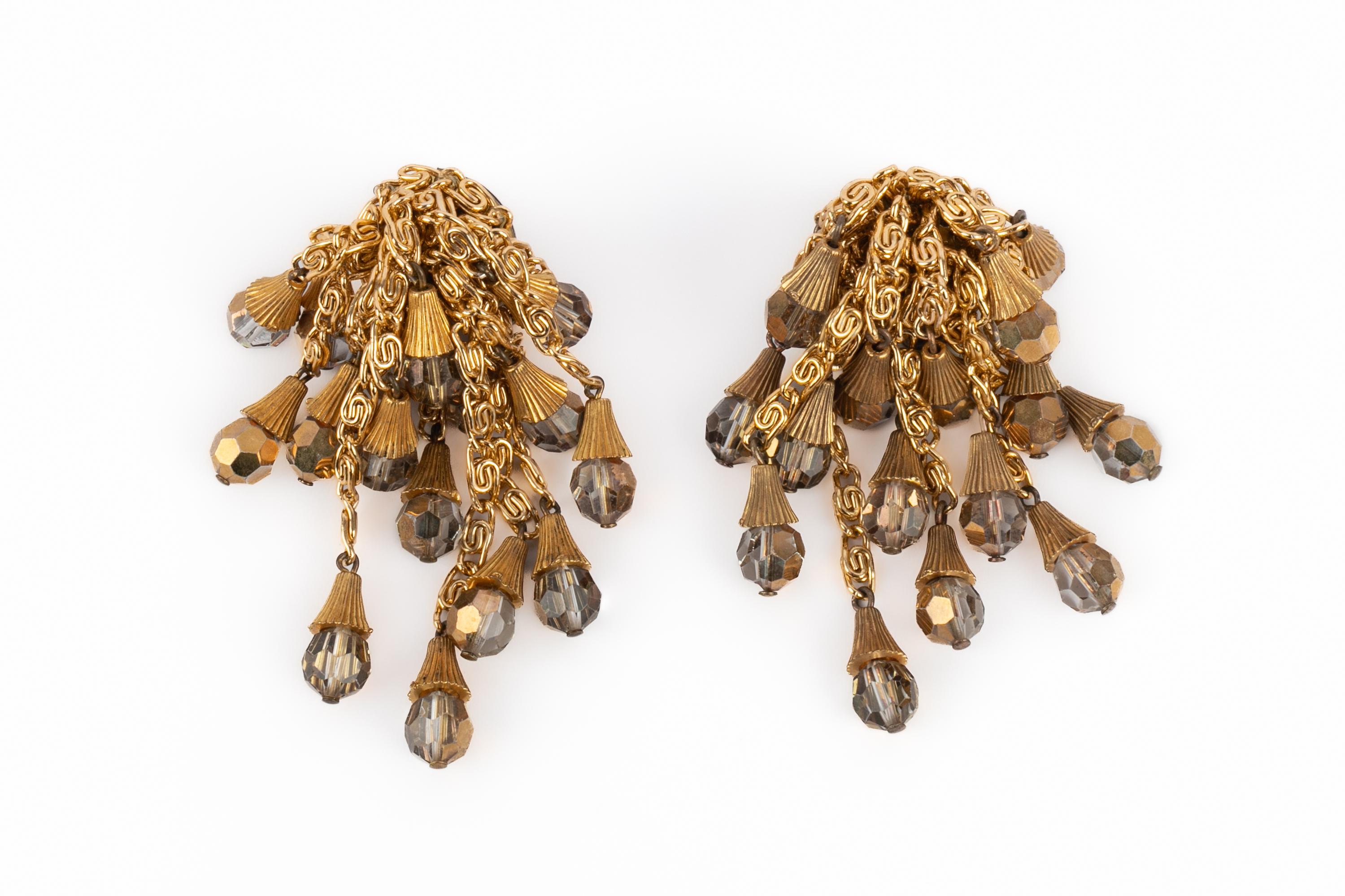 AZZARO - Pendientes de metal dorado con un pompón de cadena típico de la casa y realizados en metal y perlas.

Estado:
Muy buen estado

Dimensiones:
Altura: 6.5 cm

SKU:BO45