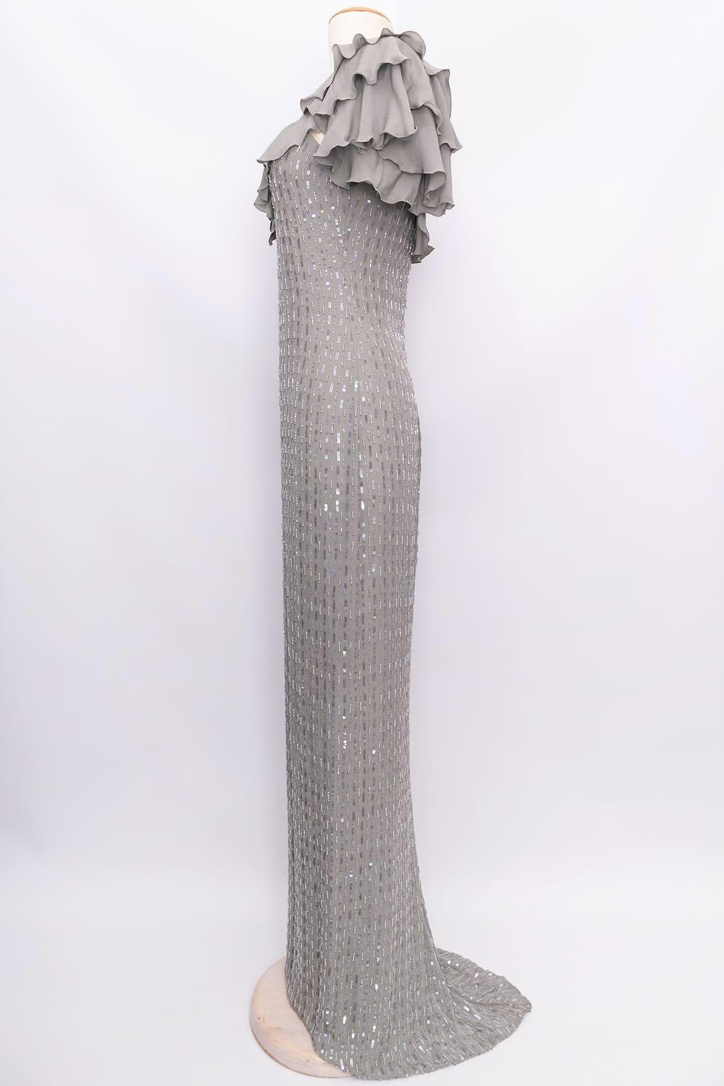 Azzaro (Made in France) Robe en soie brodée de perles et de paillettes. Pas de composition ni d'étiquette de taille, convient à une taille 36FR.

Informations complémentaires : 
Dimensions : Poitrine : 36 cm (14.17 in), Taille : 34 cm (13.39 in),