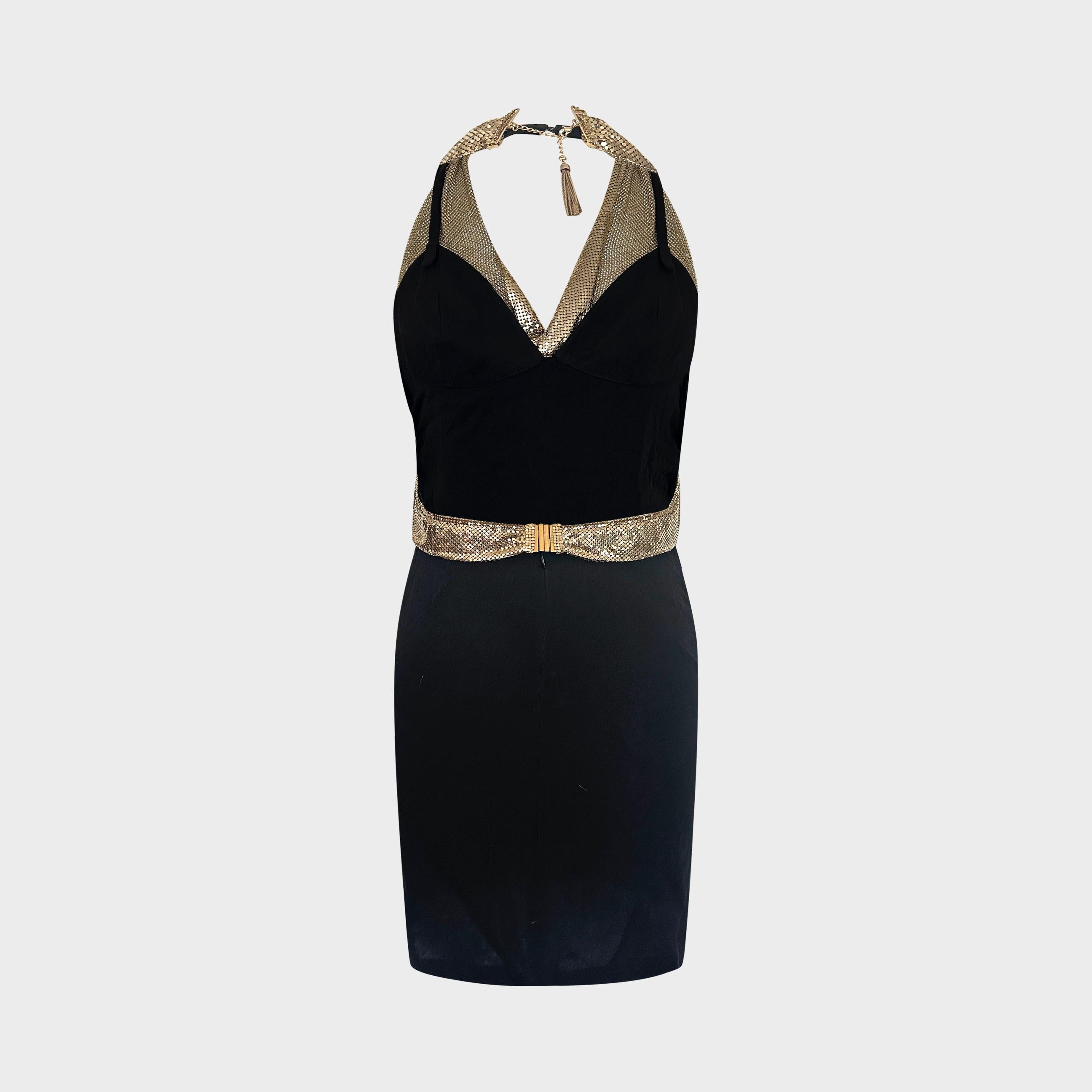 Création emblématique de la collection automne-hiver 1972 de Loris Azzaro, cette robe de cocktail capture parfaitement le glamour séduisant de la scène haute couture parisienne des années 1970. Le corsage de style dos nu est entièrement réalisé dans