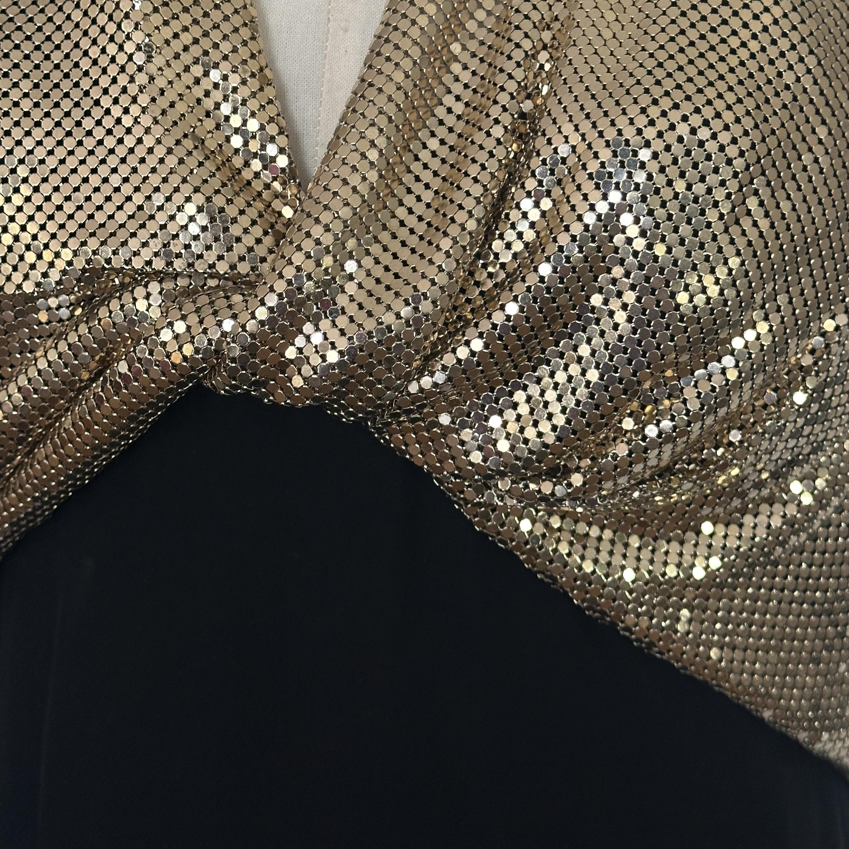 Noir Robe en jersey noir et maille métallique dorée de Loris Azzaro, F/H 1972 en vente