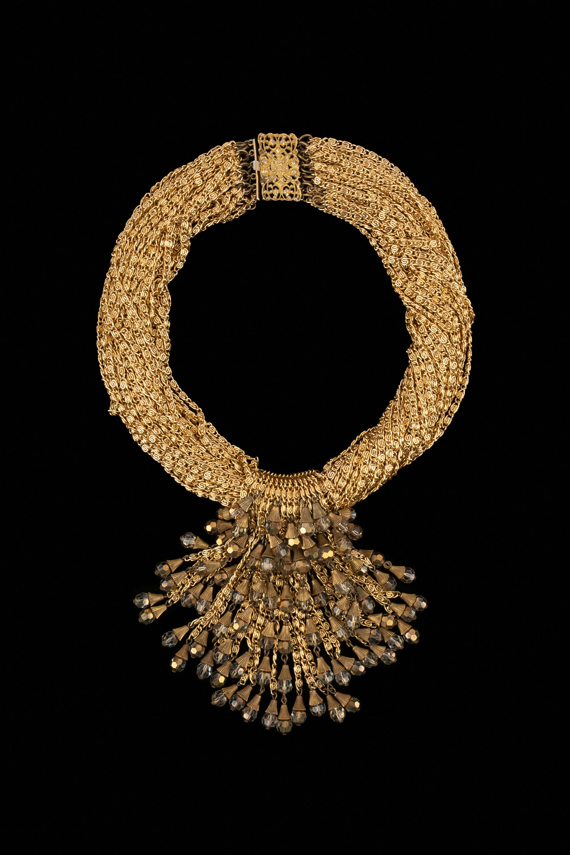 AZZARO - (Fabricado en Francia) Collar corto de metal dorado compuesto por varias cadenas y pompones de perlas. Joyas no firmadas.

Estado:
Muy buen estado

Dimensiones:
Longitud: 48 cm

SKU:BC122


