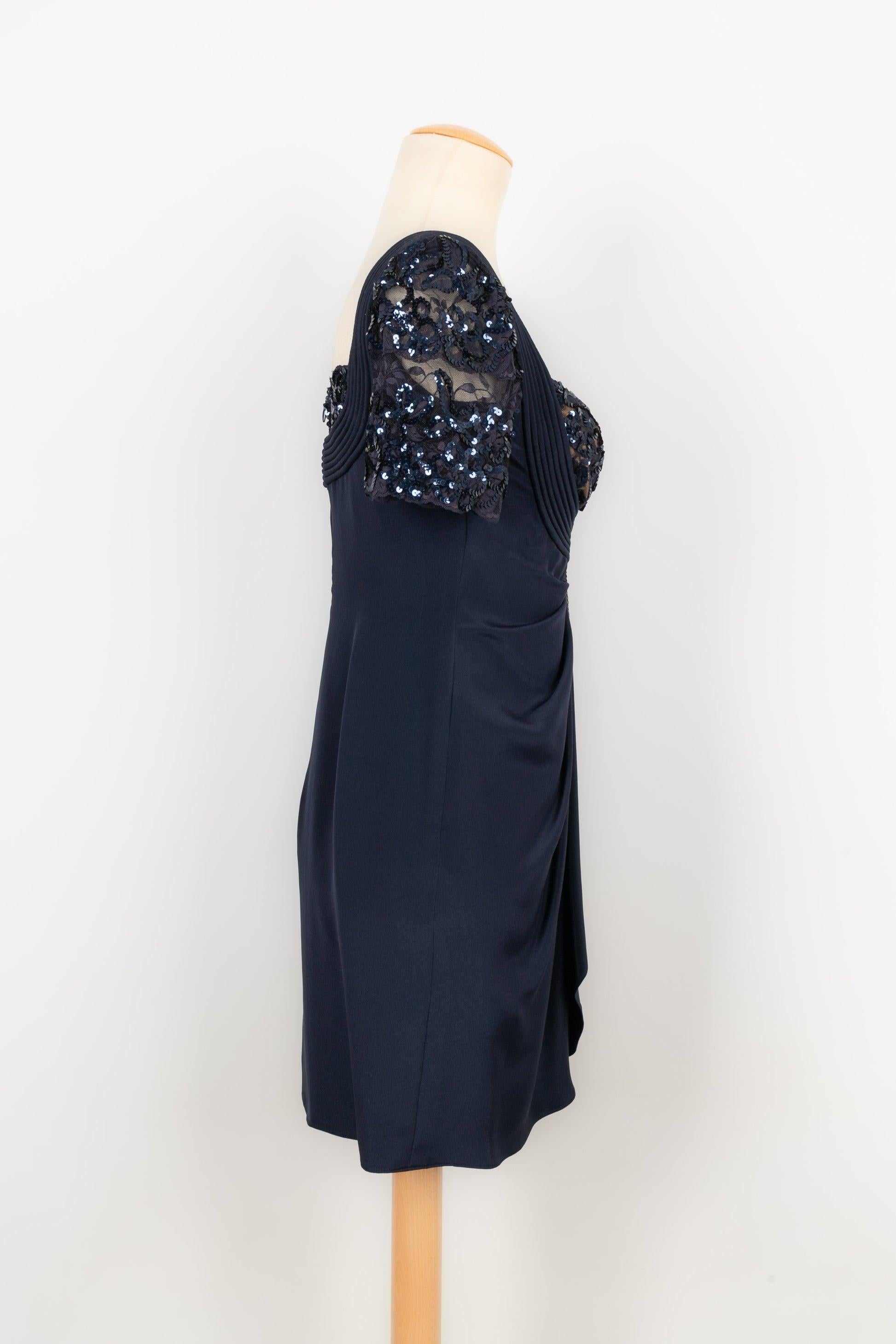 Azzaro - (Made in France) Midnight blue evening dress in taffeta, lace and sequins. No size nor composition label, it fits a 36FR/38FR.

Additional information:
Condition: Very good condition
Dimensions: Chest: 42 cm - Length: 82 cm

Seller