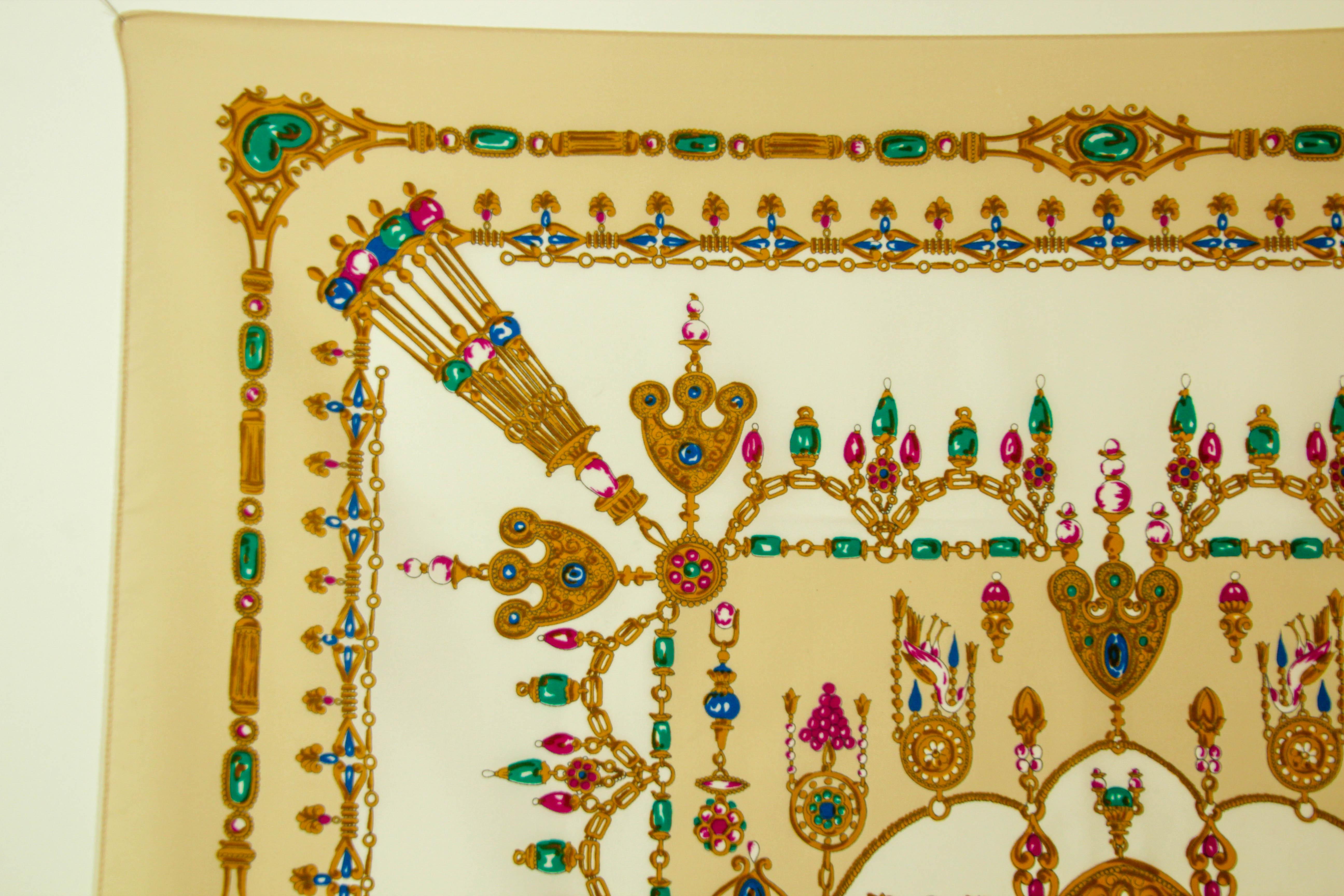 Schöner 80er Jahre Loris Azzaro Seidenschal in hellen Farben von Gold, Beige, Smaragdgrün, Rubinrot, Blau und Braun. Dieser Schal hat einen Aufdruck, der mich an einen
der Maharadscha Cartier und Van Cleef Juwelen.
Gezeichnet: Loris Azzaro Paris auf