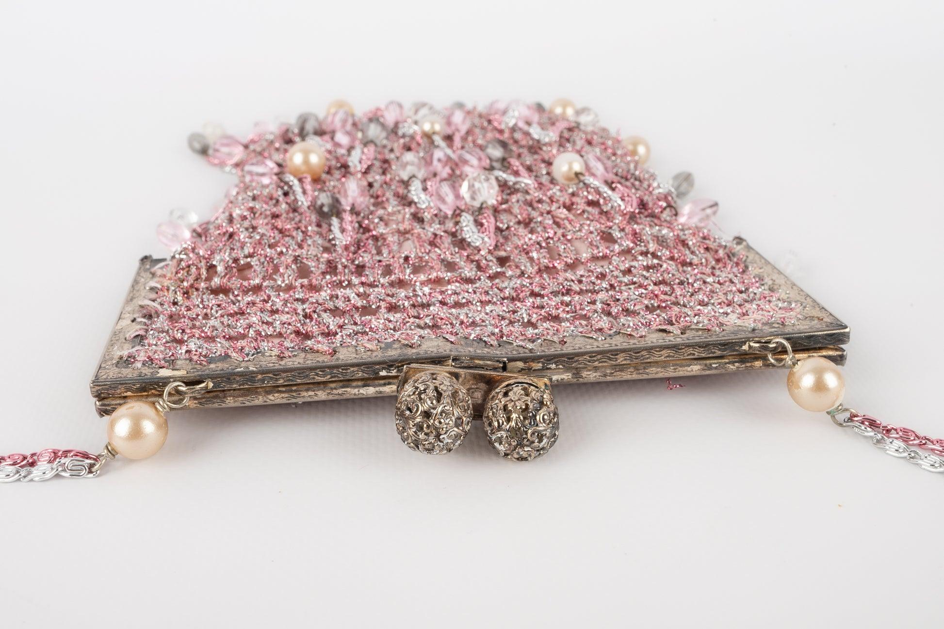 Azzaro - (Made in France) Rosafarbene und silberne Handtasche aus Netzgewebe mit Trachtenperlen. Zu erwähnen ist, dass einige Perlen beschädigt sind.

Zusätzliche Informationen:
Zustand: Guter Zustand
Abmessungen: 17 cm x 16 cm - Tiefe: 1 cm -
