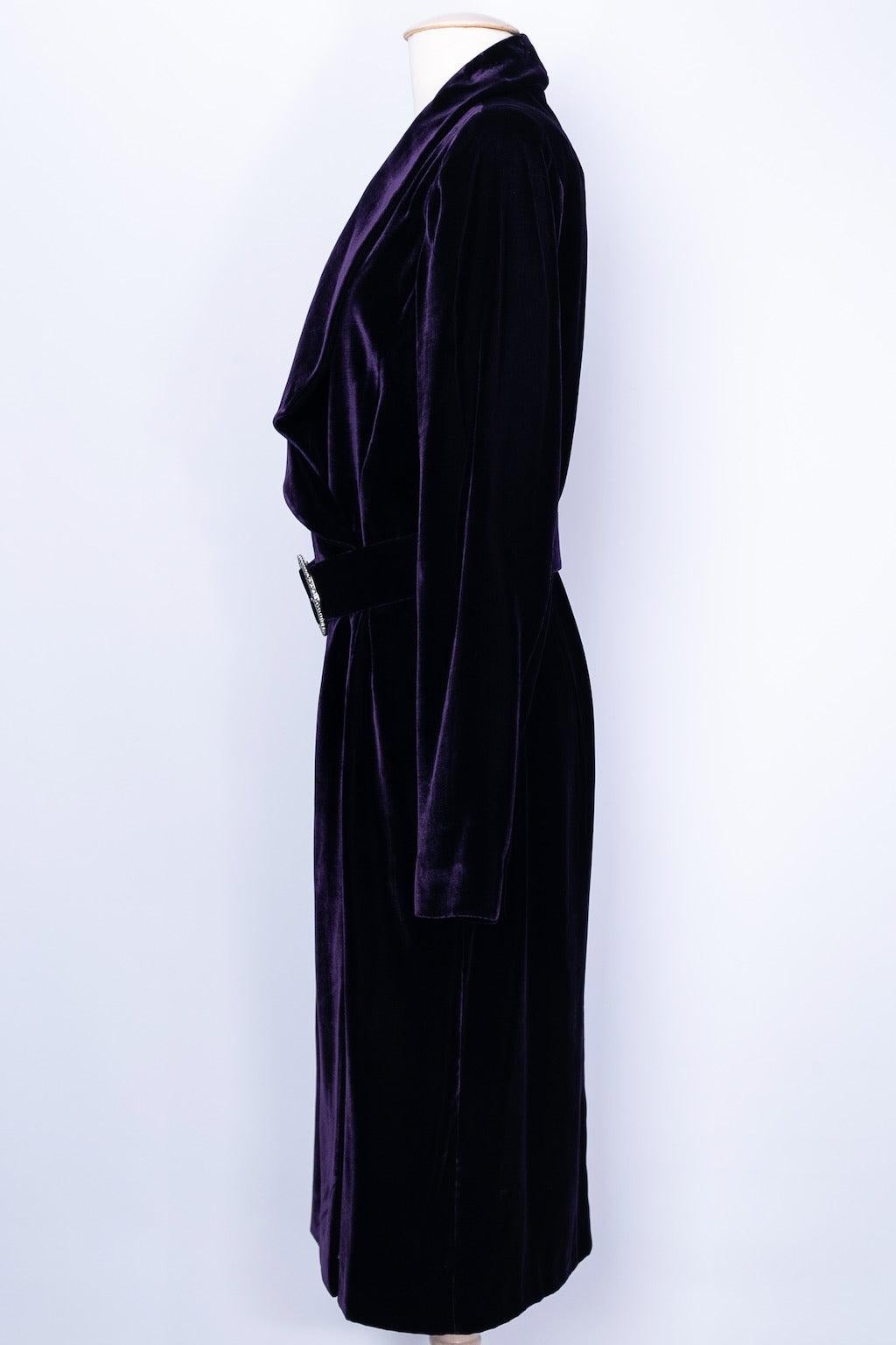 Loris Azzaro - Evening dress in peuple velvet with an asymmetrical snap fastening. 2005 Collection, under the artistic direction of Dominique Sirop. Indicated size 44FR, but it fits a size 40FR.

Additional information: 
Dimensions: Shoulders: 42 cm