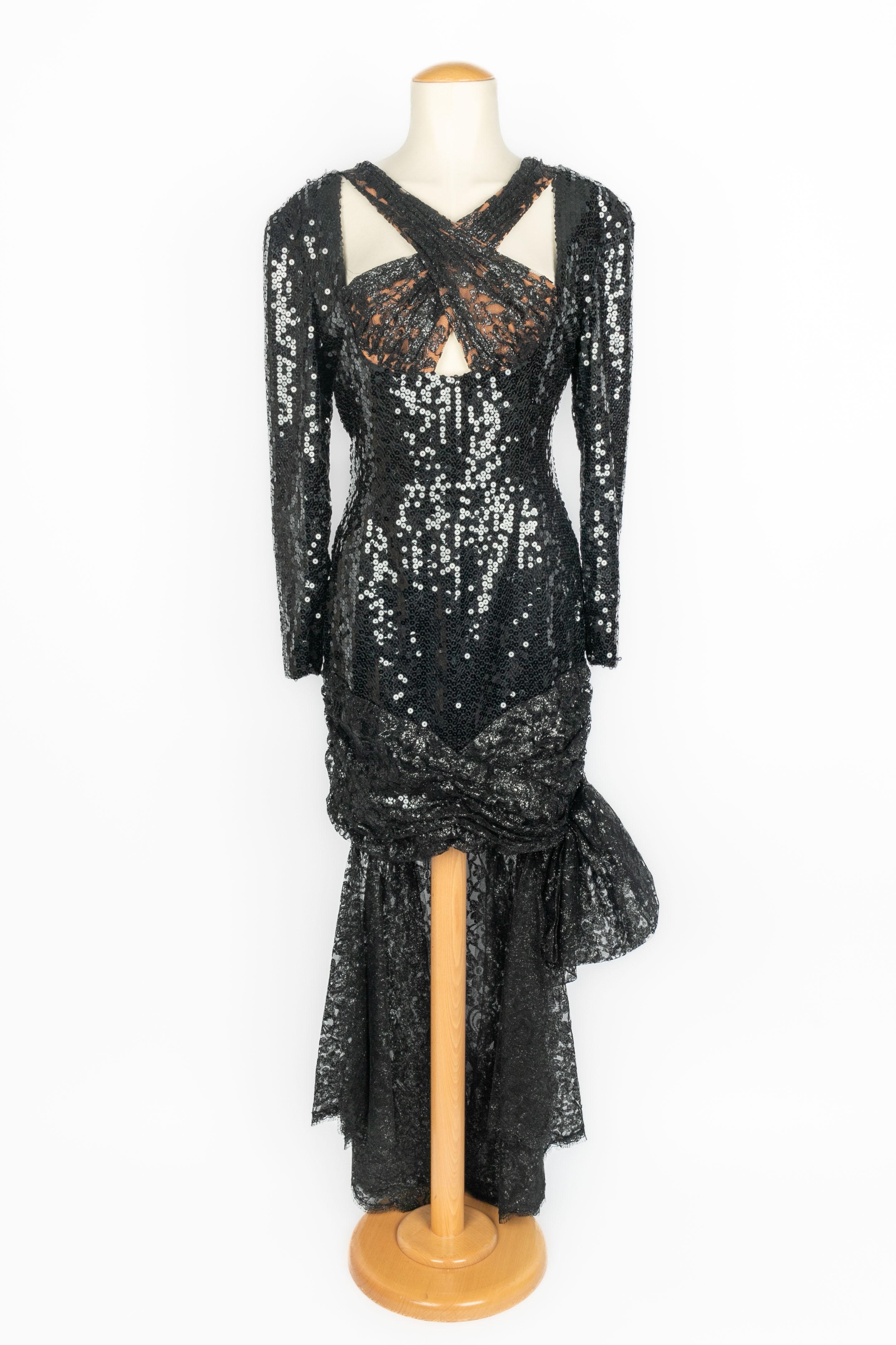 AZZARO - (Made in France) Long-sleeve dress with a crossed neck, entirely embroidered with black sequins. Composition and size labels missing, it fits a 36FR.

Condition:
Very good condition

Dimensions:
Shoulder width: 45 cm - Chest:45 cm - Waist:
