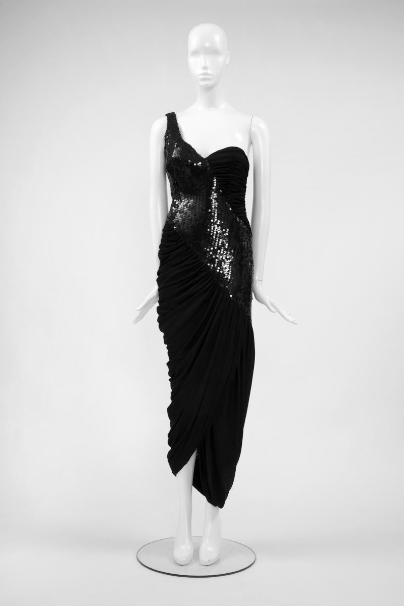Favorite designer of celebrities and the jet set, Loris Azzaro defined the glamour of the 70’s. Based on the idea that woman’s body has to be free, Azzaro considered fashion closely linked to eroticism. This fantastic 70’s draped gown is a wonderful