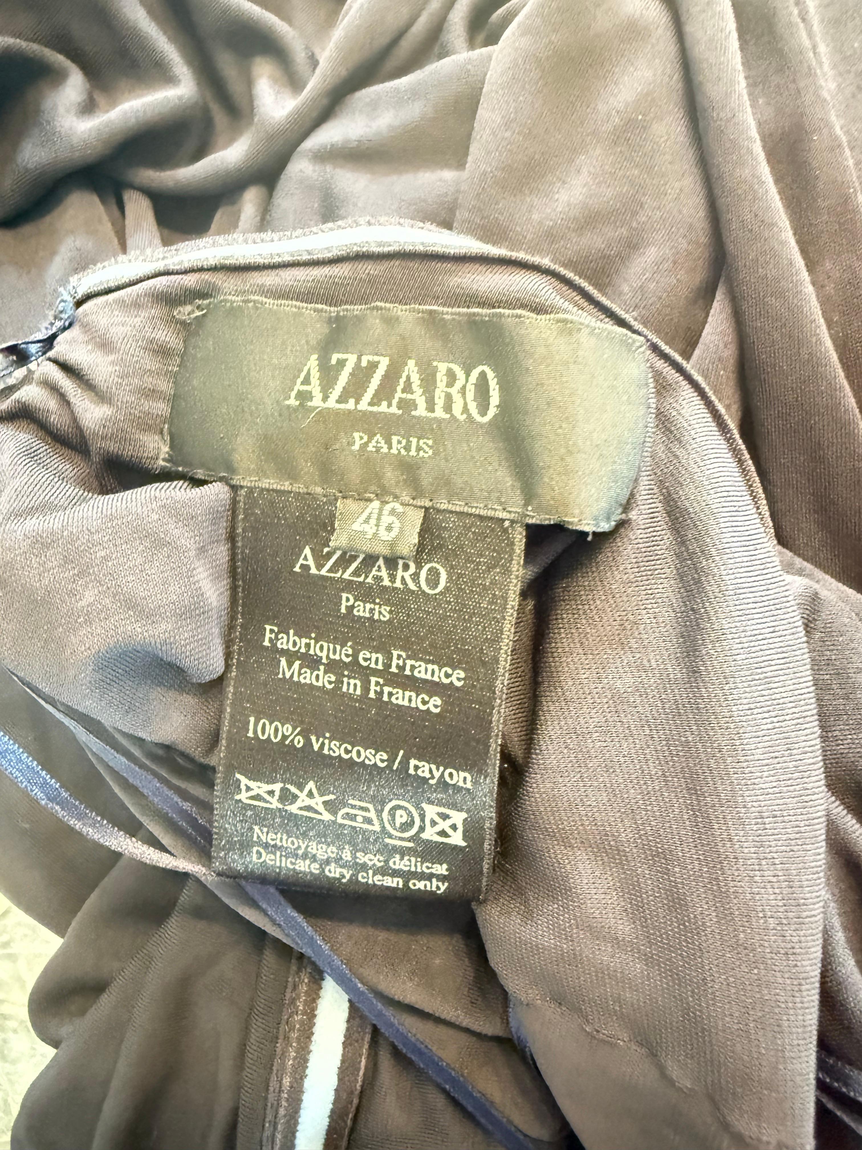 Precioso vestido de noche sin mangas Loris Azzaro Primavera 2008 azul marino de punto de rayón con incrustaciones de pedrería. Este vestido es muy suave y súper favorecedor. La pedrería cosida a mano en el busto y en el tirante está colocada para