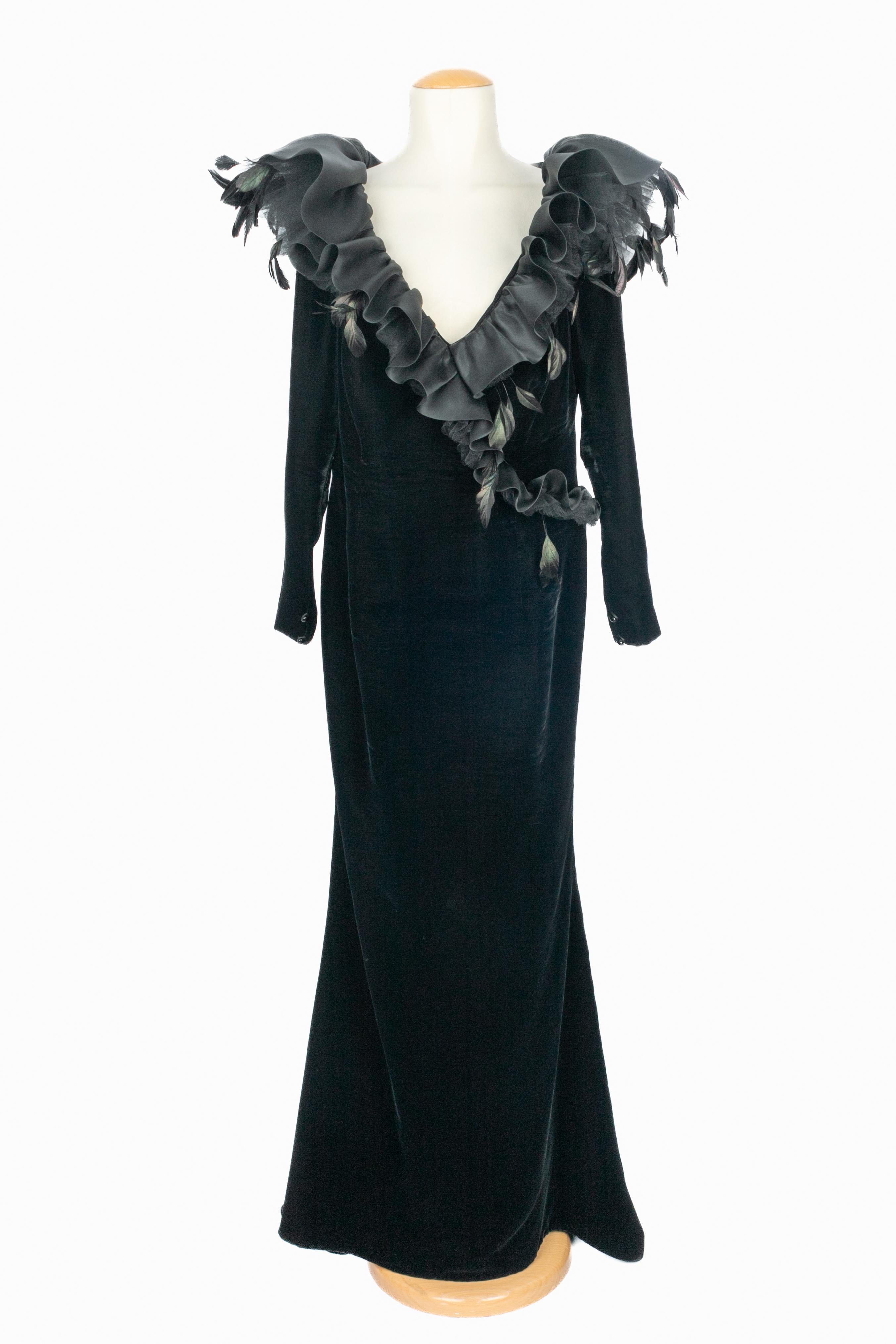 AZZARO - (Made in France) Abito lungo in velluto nero con maniche lunghe e decorazioni in organza, piume e tulle. Mancano le etichette della composizione e della taglia, ma veste una 42FR. Un pezzo della metà degli anni '80.

Condizioni:
Ottime