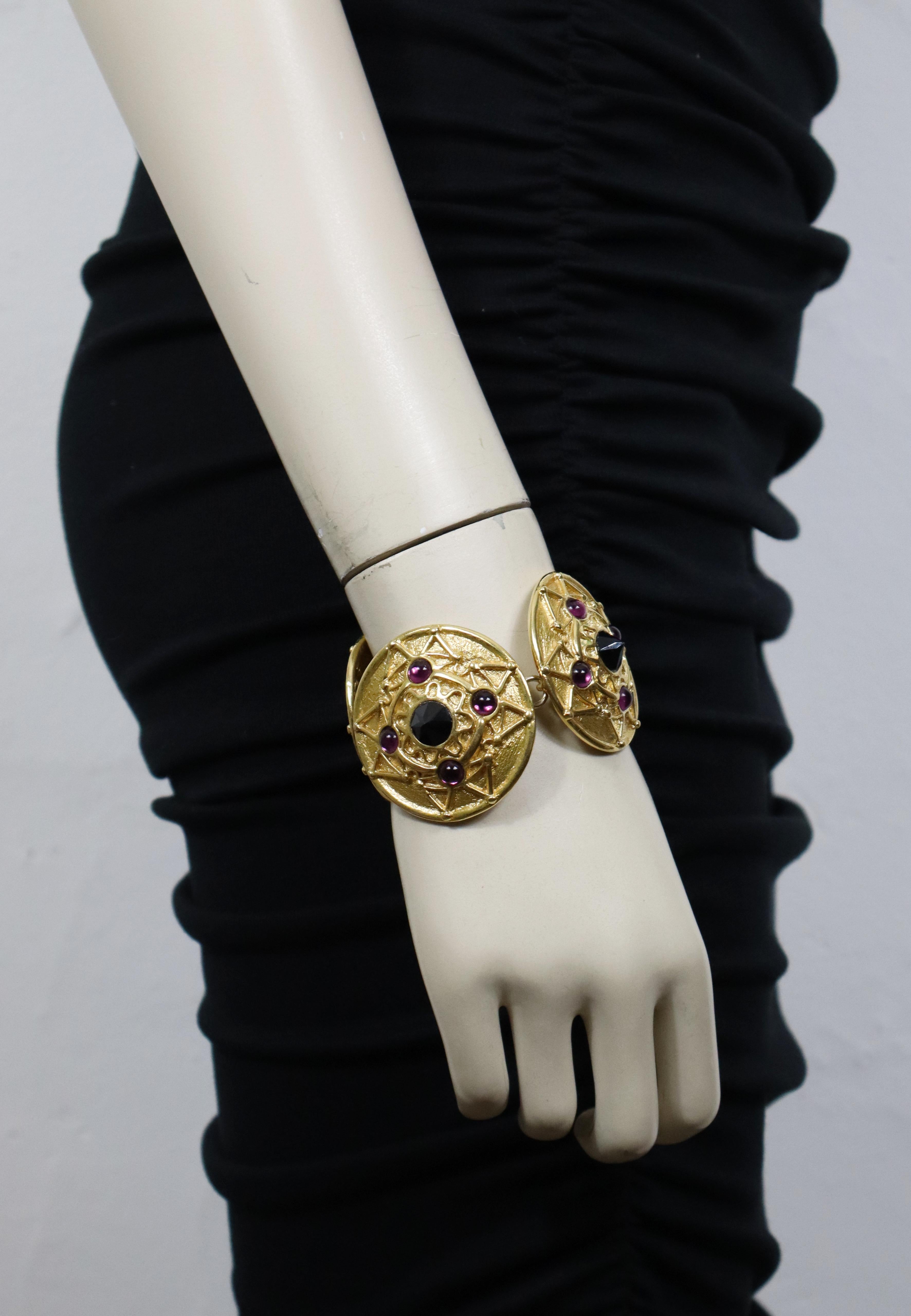 LORIS AZZARO vintage gold tone bracelet featuring large shield-like links embellished with jet black crystals and purple glass cabochons.

Box clasp.

Embossed LORIS AZZARO.
Made in France.

Indicative measurements : length approx. 18 cm (7.09