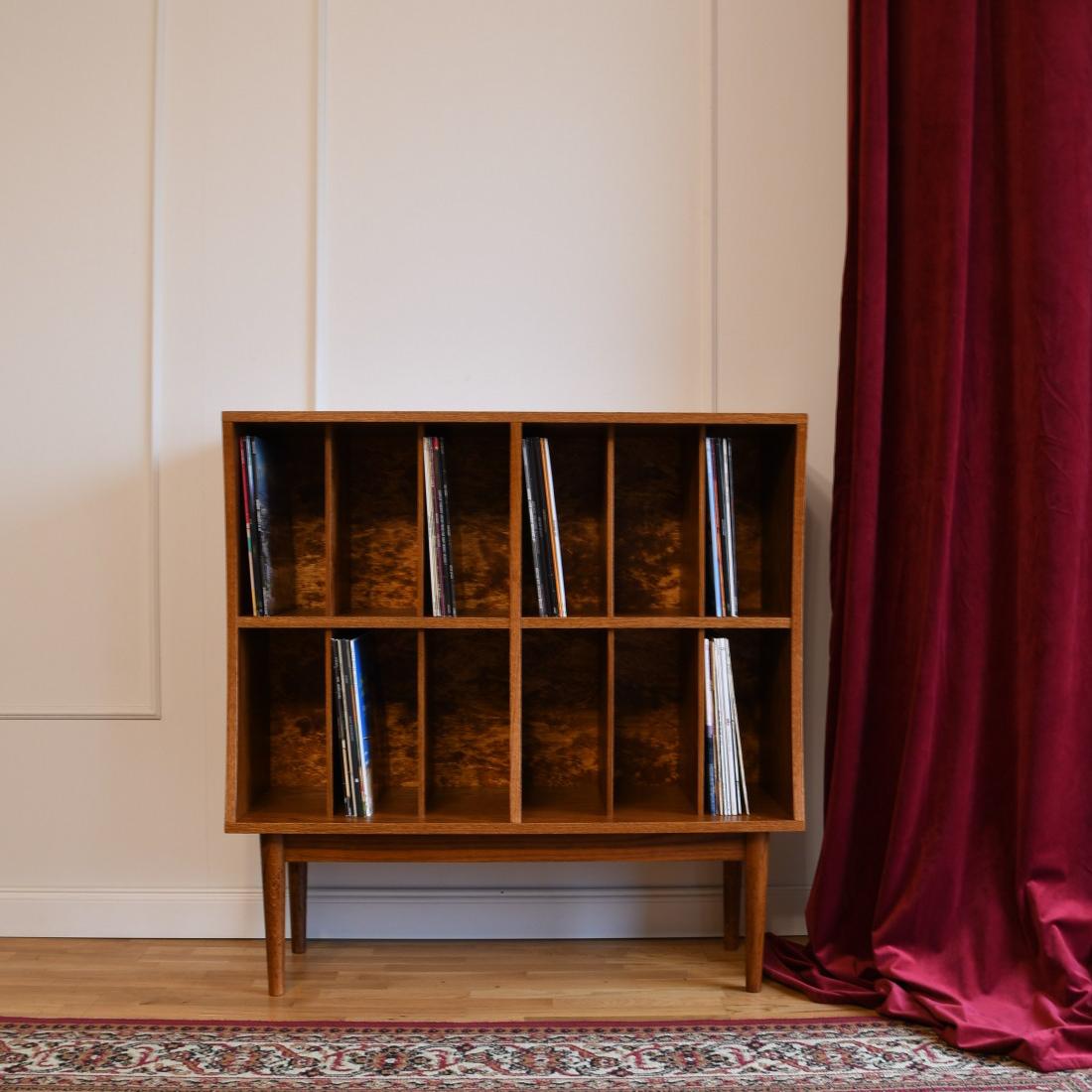 Lorn Vinyl-Schrank Medium von Pastform
Abmessungen: T 38 x B 100 x H 105 cm.
MATERIALIEN: Gebeiztes und lackiertes Holz.

Erhältlich in verschiedenen Holzausführungen: Whiskey, Rum, BPA, Nobel, Brandy, Schwarz, Dunkelbraun, und Natura. Erhältlich in