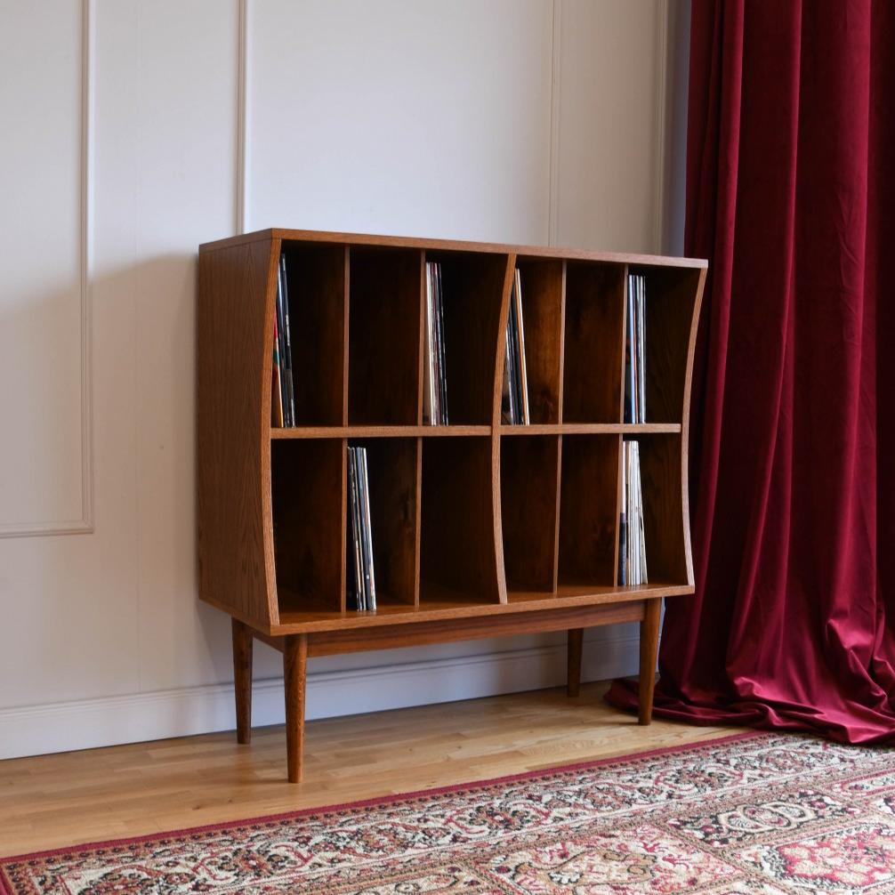 Lorn Vinyl-Schrank Medium von Pastform (Postmoderne) im Angebot