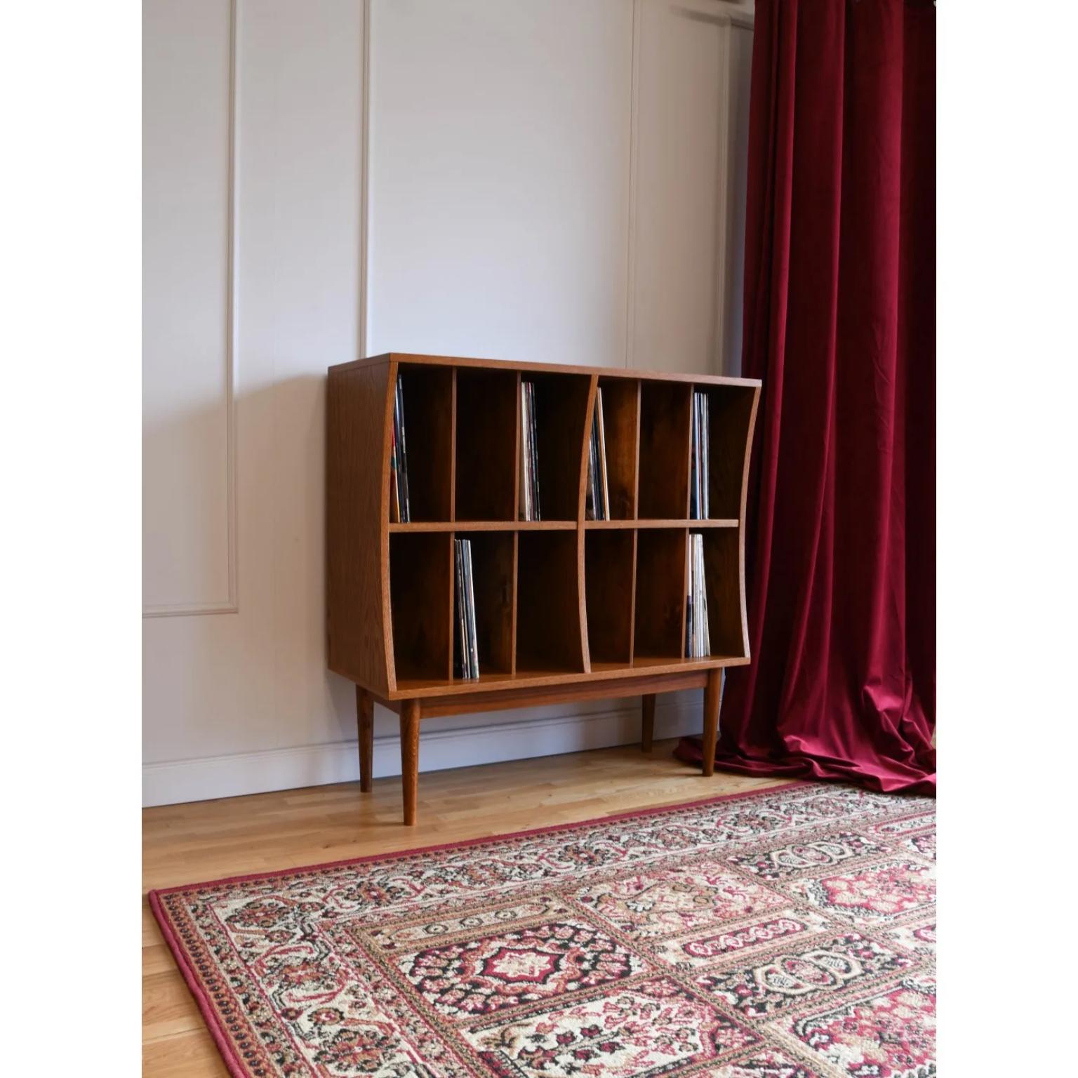 Lorn Vinyl-Schrank Medium von Pastform (Polnisch) im Angebot