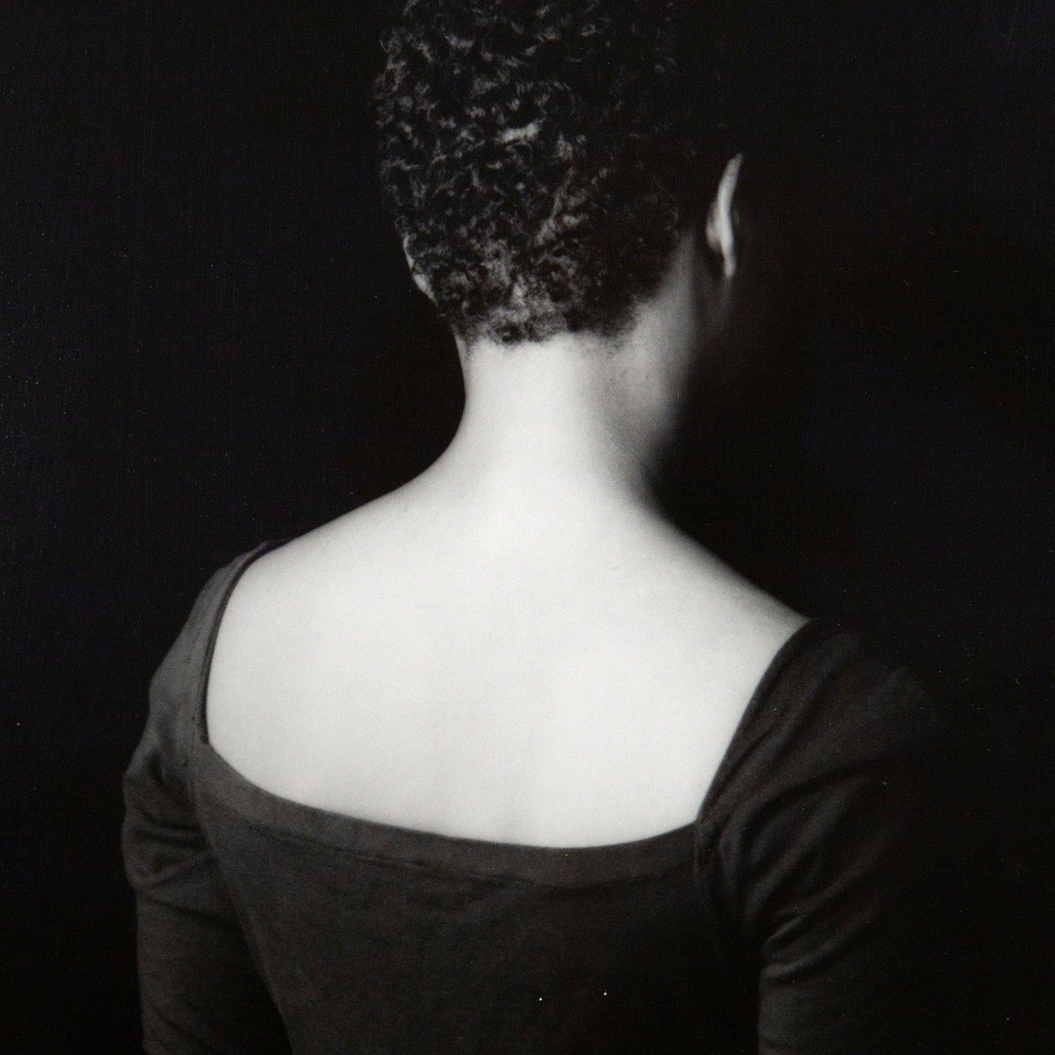 Lorna Simpson est une artiste américaine reconnue comme une pionnière de la photographie conceptuelle. Ses œuvres, quel que soit leur support, explorent l'interaction entre la mémoire historique, la culture et l'identité. 

Influent dans les cercles